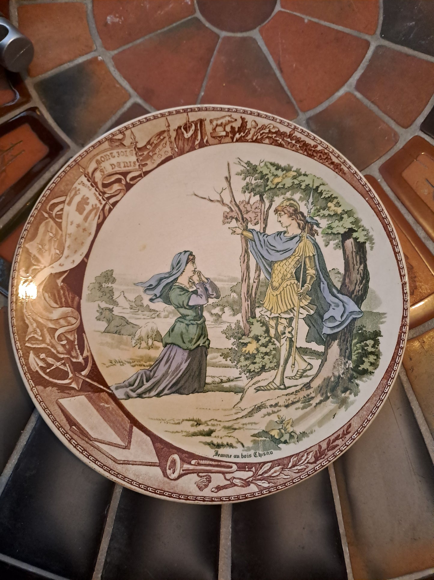 Assiette décorative. Sarreguemines. Jeanne d'arc au bois chesnu.