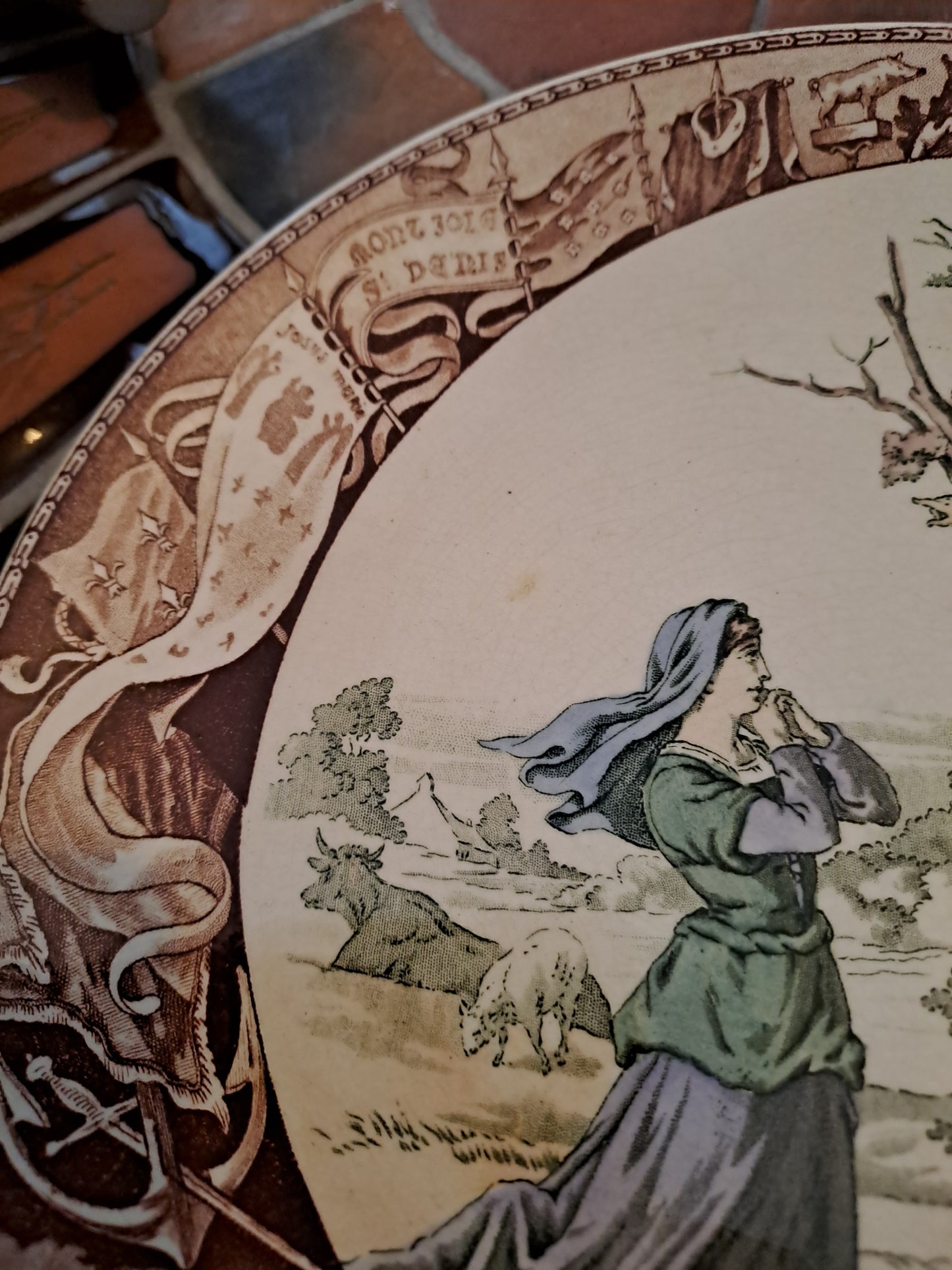 Assiette décorative. Sarreguemines. Jeanne d'arc au bois chesnu.