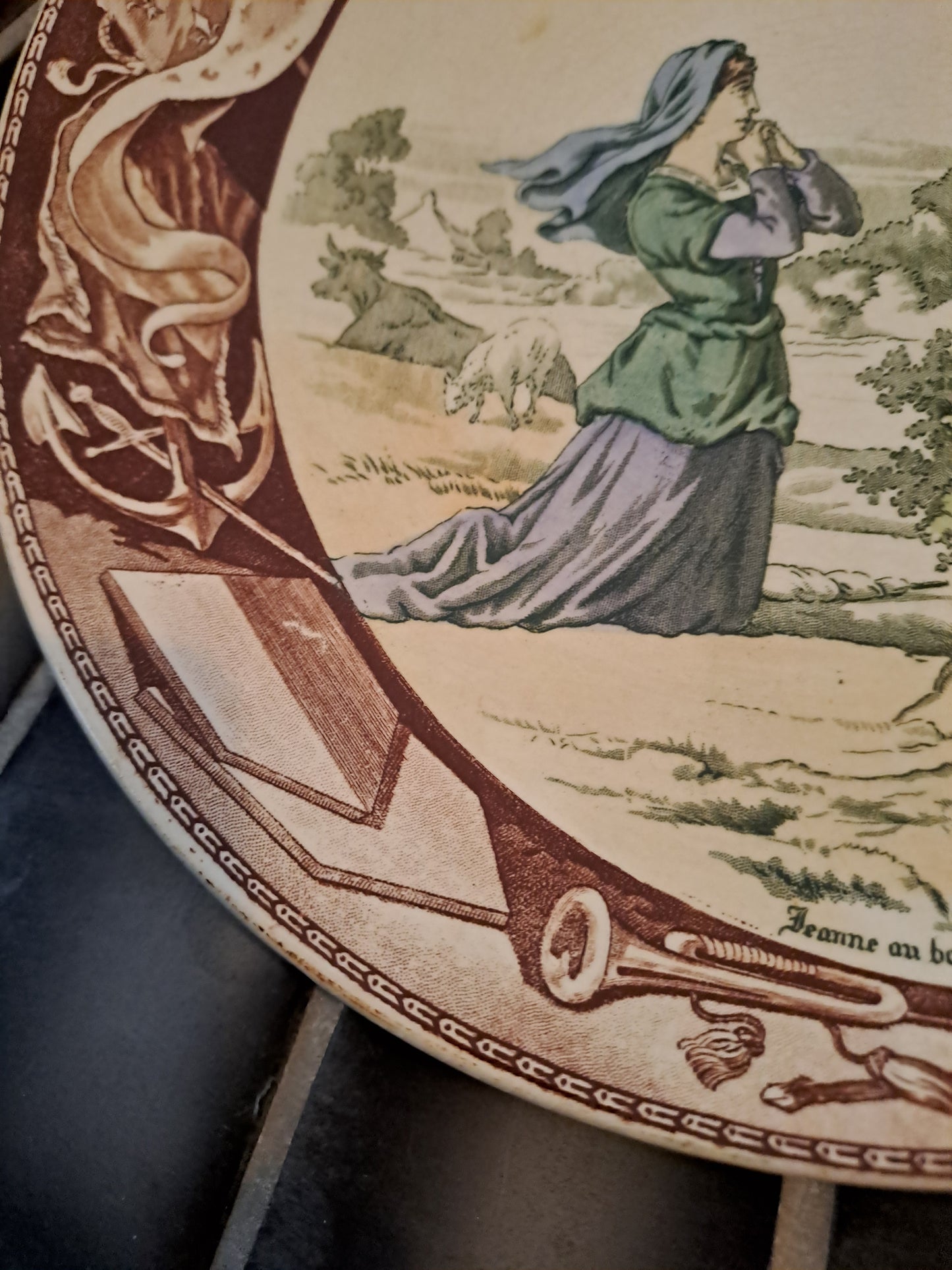 Assiette décorative. Sarreguemines. Jeanne d'arc au bois chesnu.