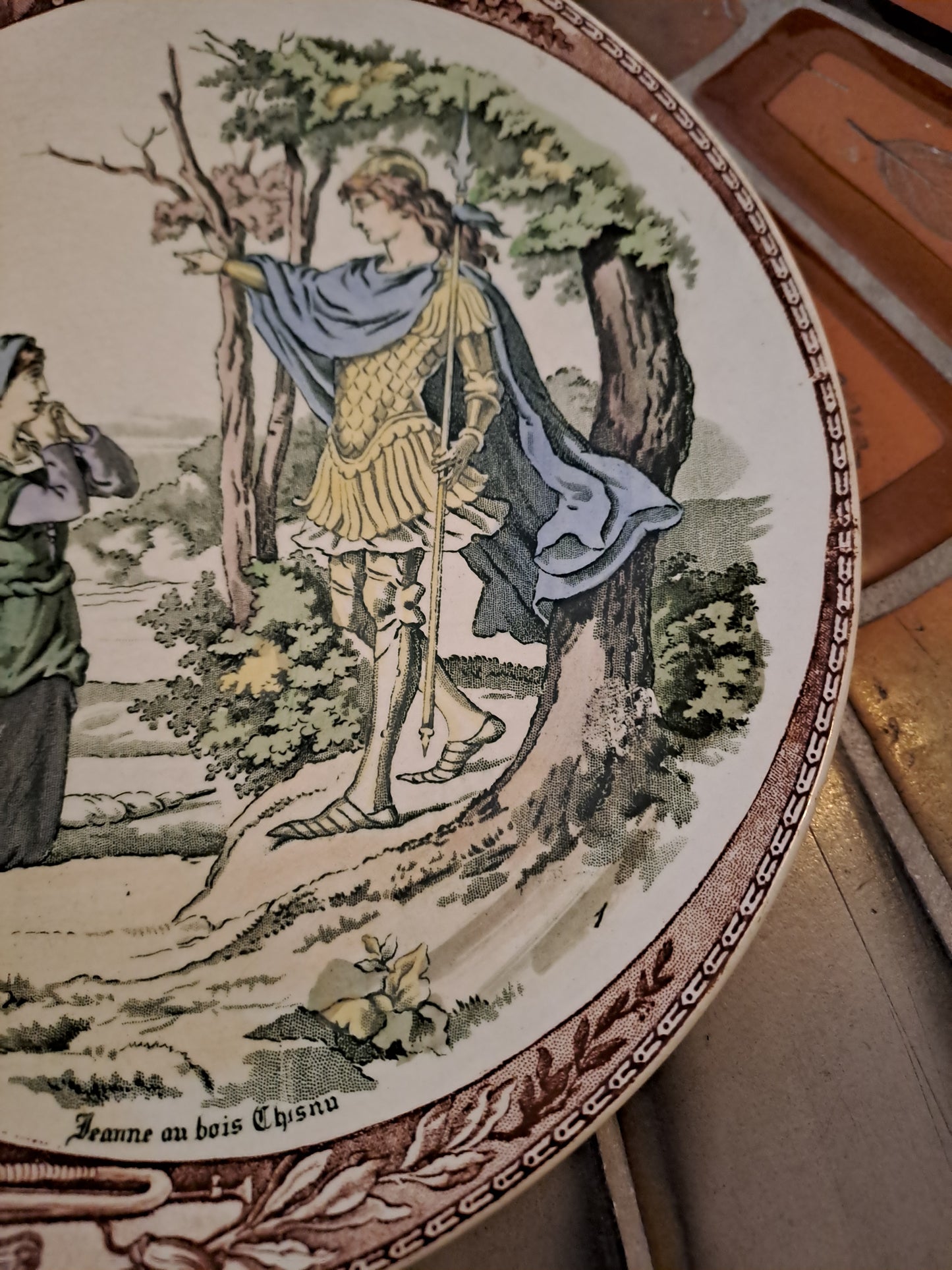 Assiette décorative. Sarreguemines. Jeanne d'arc au bois chesnu.