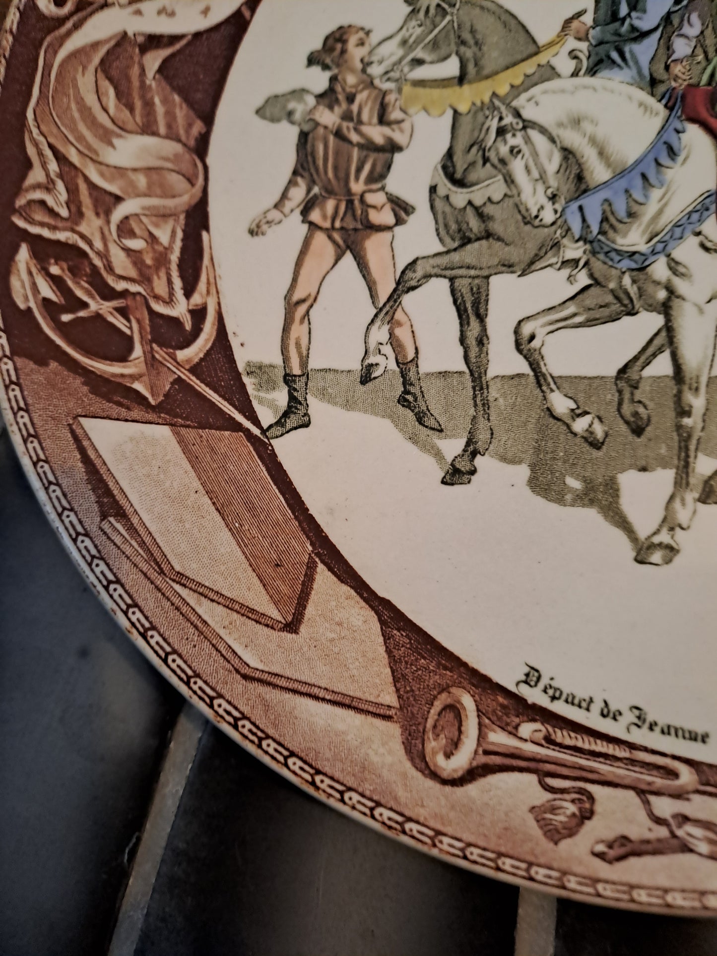 Assiette sarreguemines. Départ de Jeanne d'Arc pour Chinon.