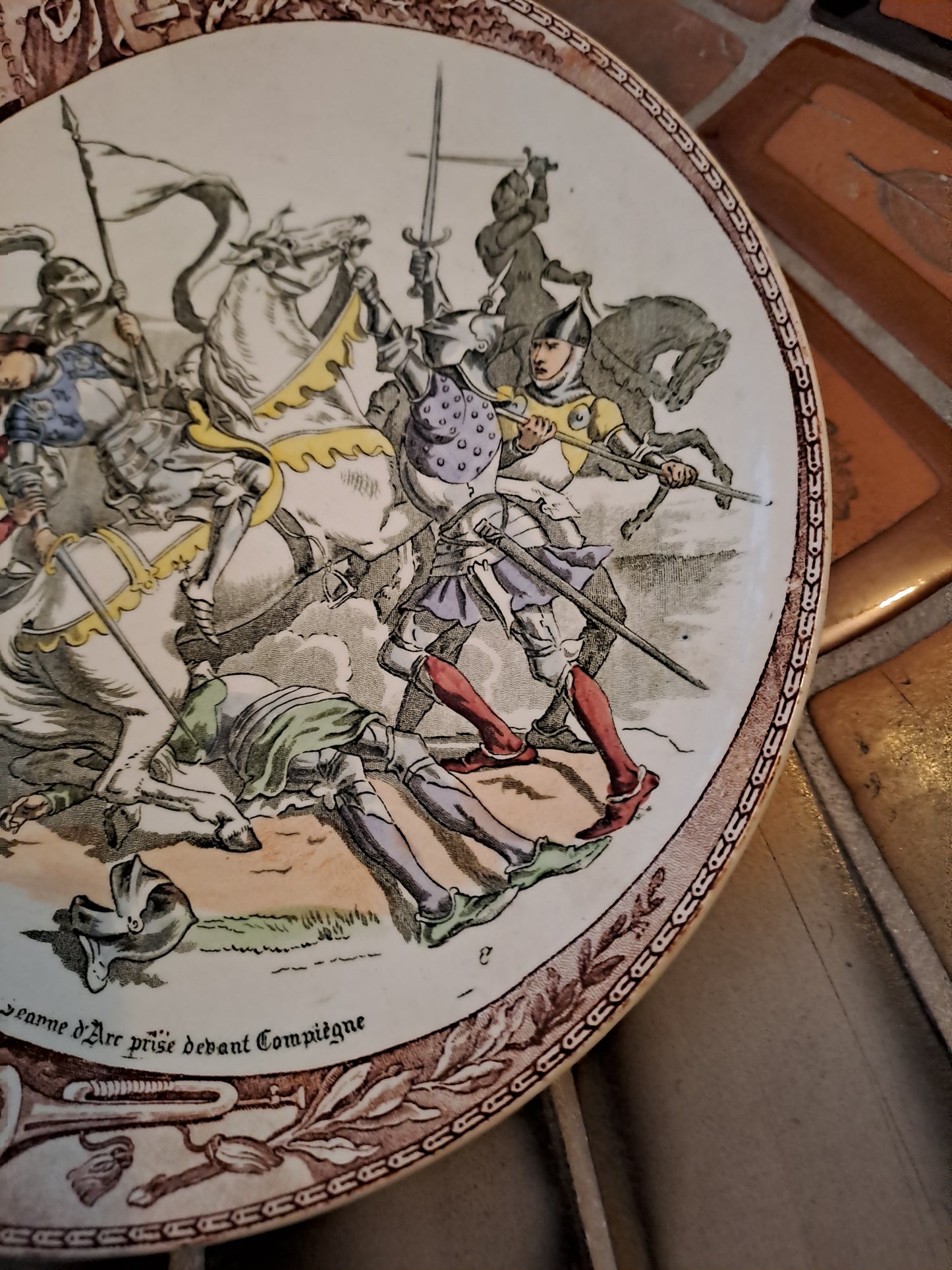 Assiette décorative. Sarreguemines. Jeanne d'Arc Prise Devant Compiègne.