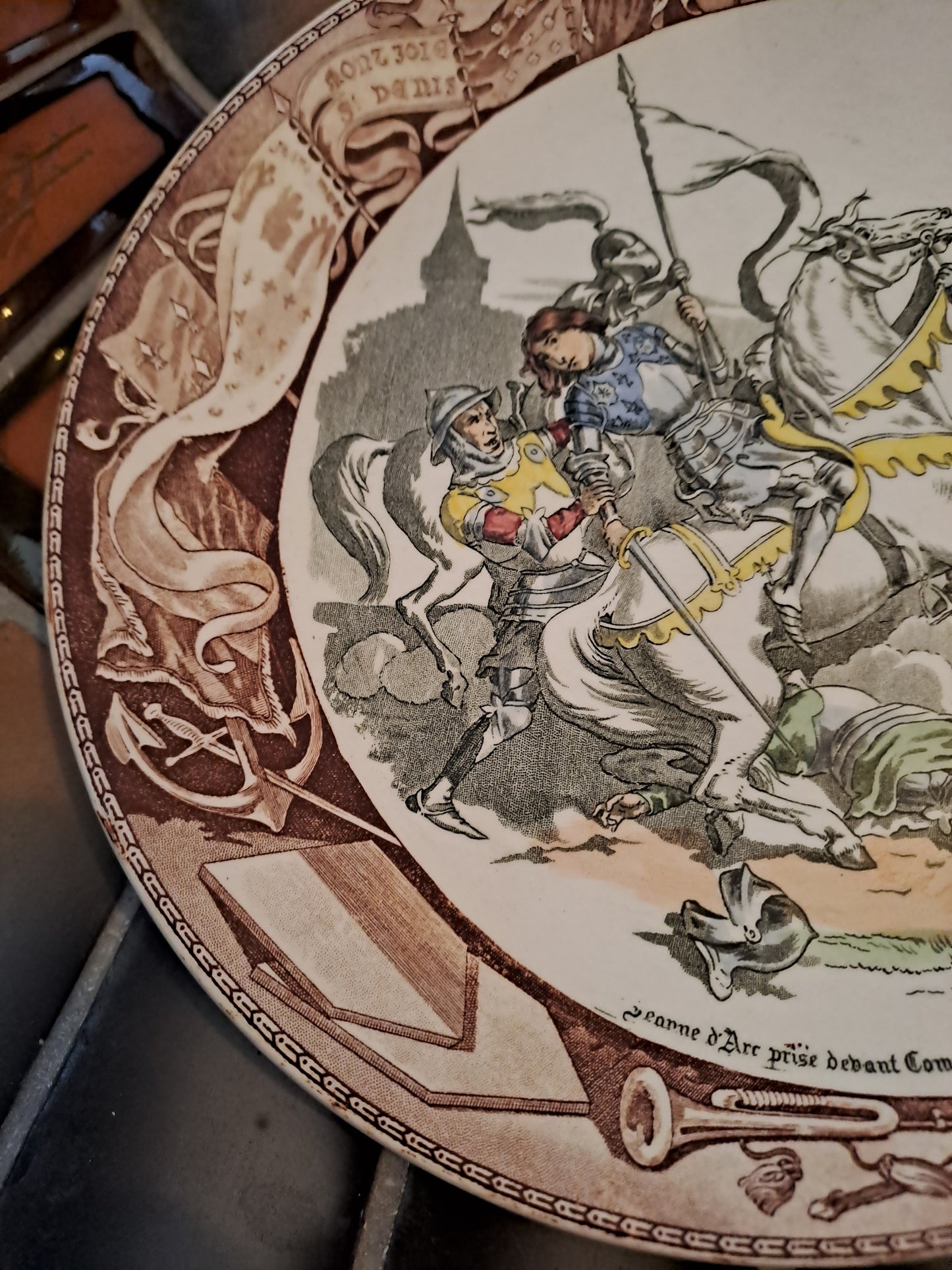 Assiette décorative. Sarreguemines. Jeanne d'Arc Prise Devant Compiègne.