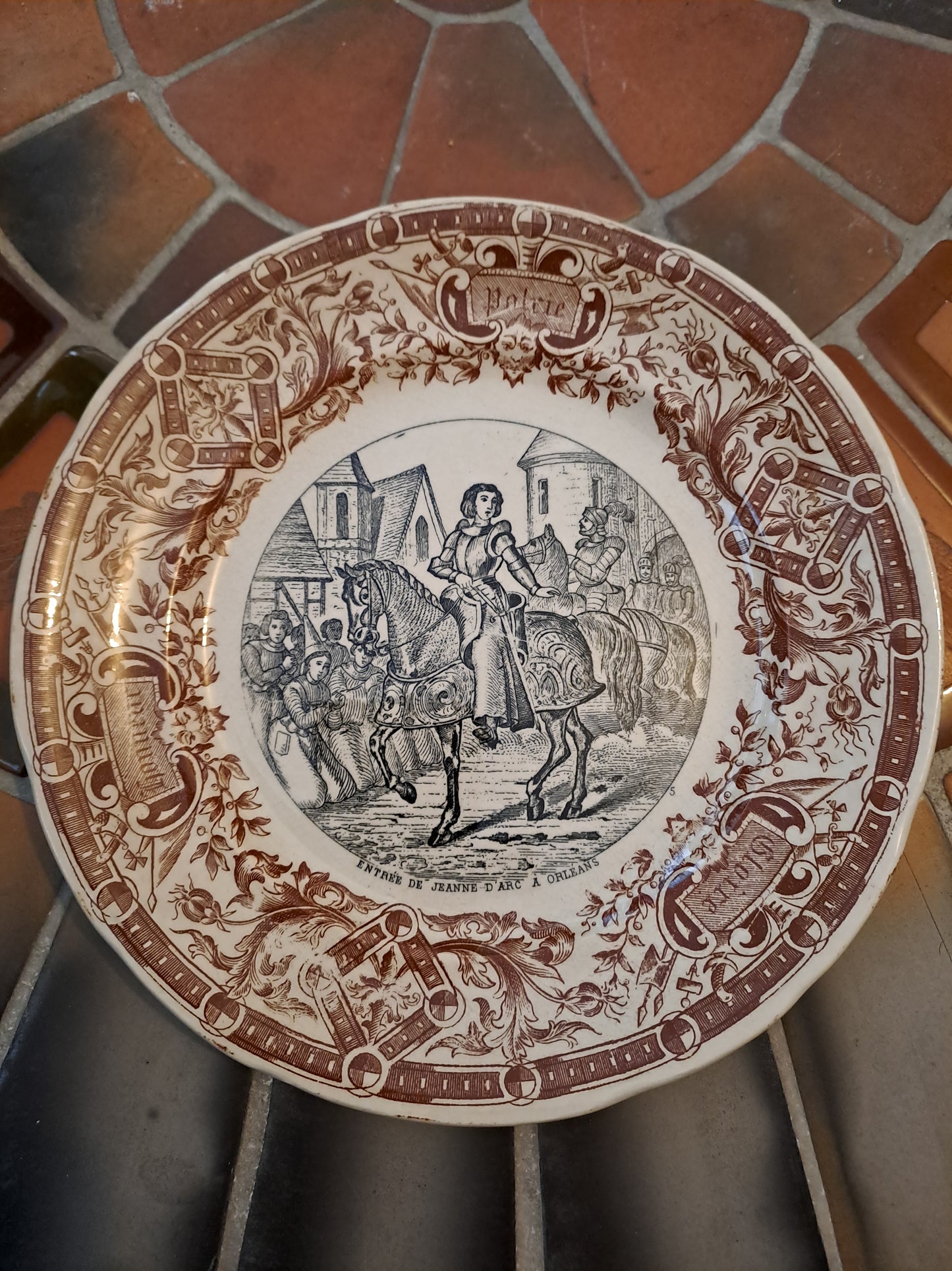 Assiette décorative. Sarreguemines. Entrée de Jeanne d'arc à Orléans.