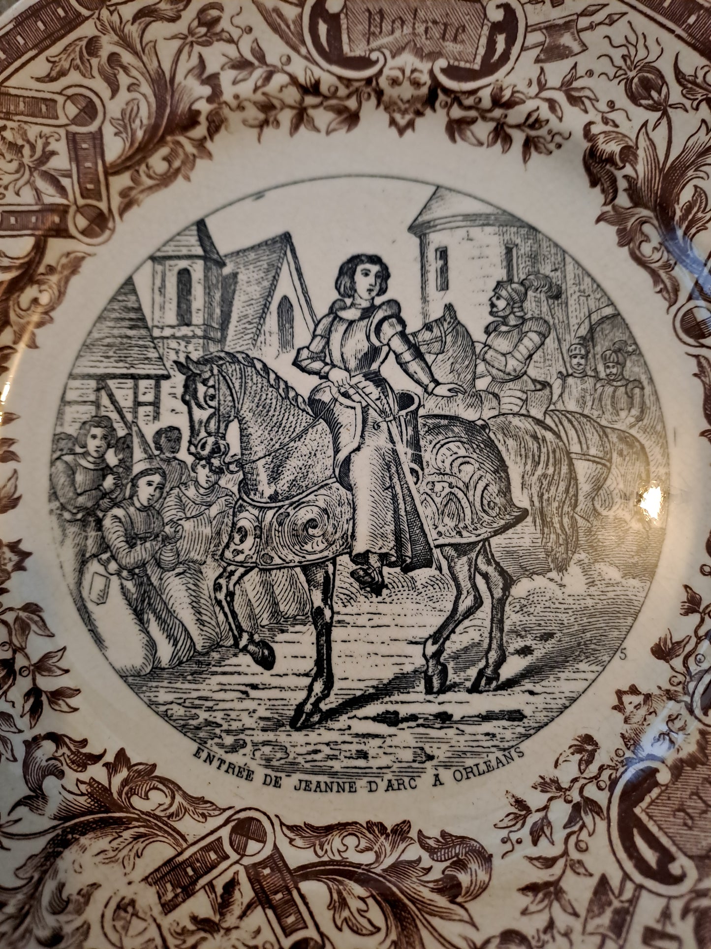 Assiette décorative. Sarreguemines. Entrée de Jeanne d'arc à Orléans.