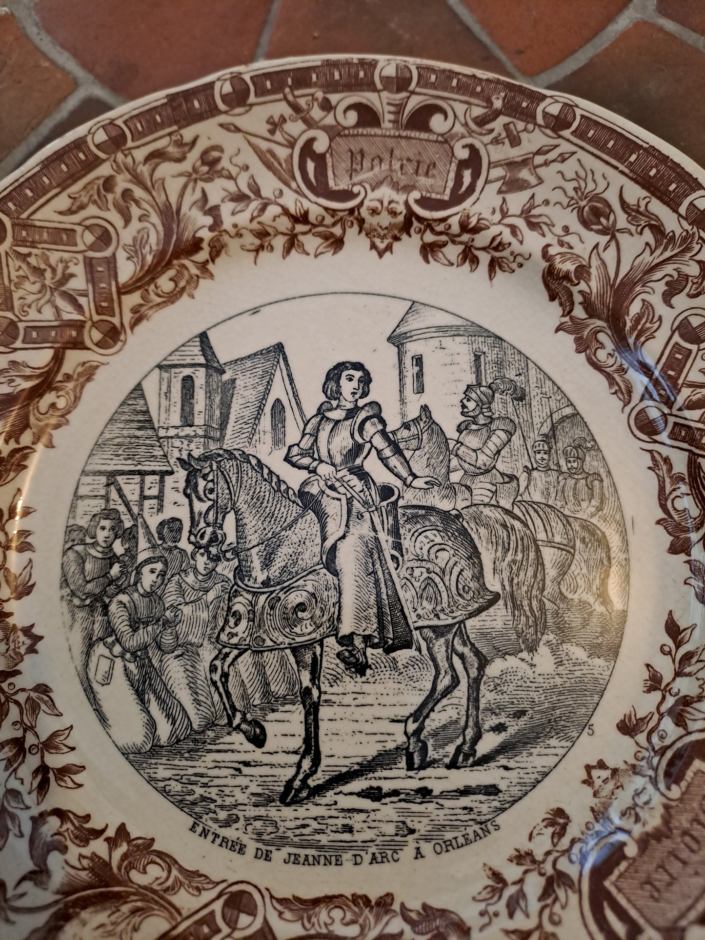 Assiette décorative. Sarreguemines. Entrée de Jeanne d'arc à Orléans.