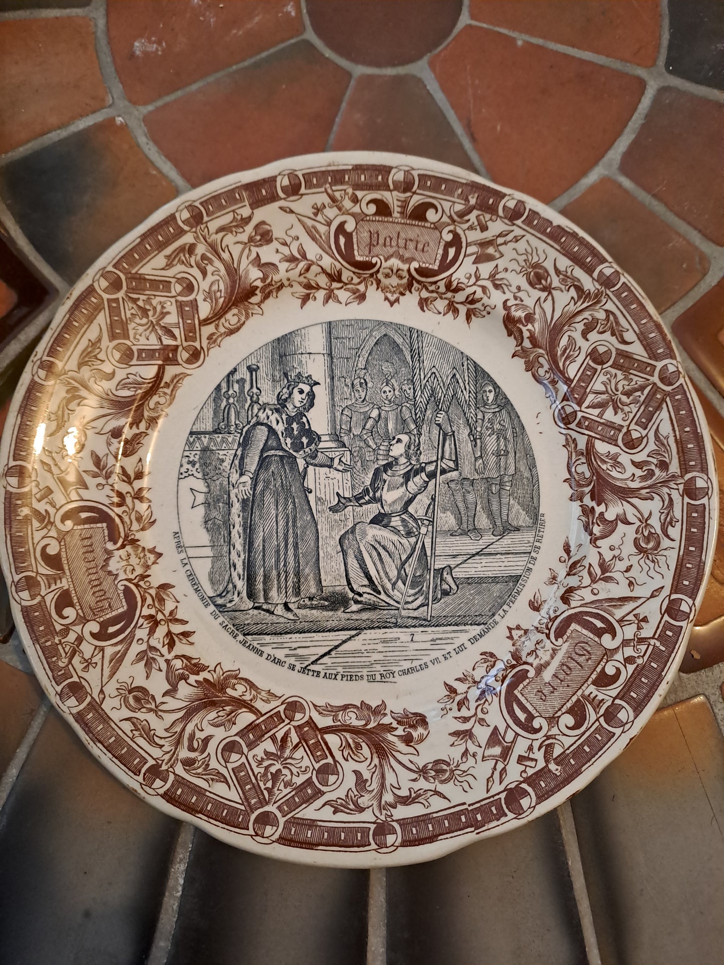 Assiette décorative Parlante. Sarreguemines. Après la cérémonie du sacre Jeanne d'arc se jette au pied du roy charles VII et lui demande la permission de se retirer.