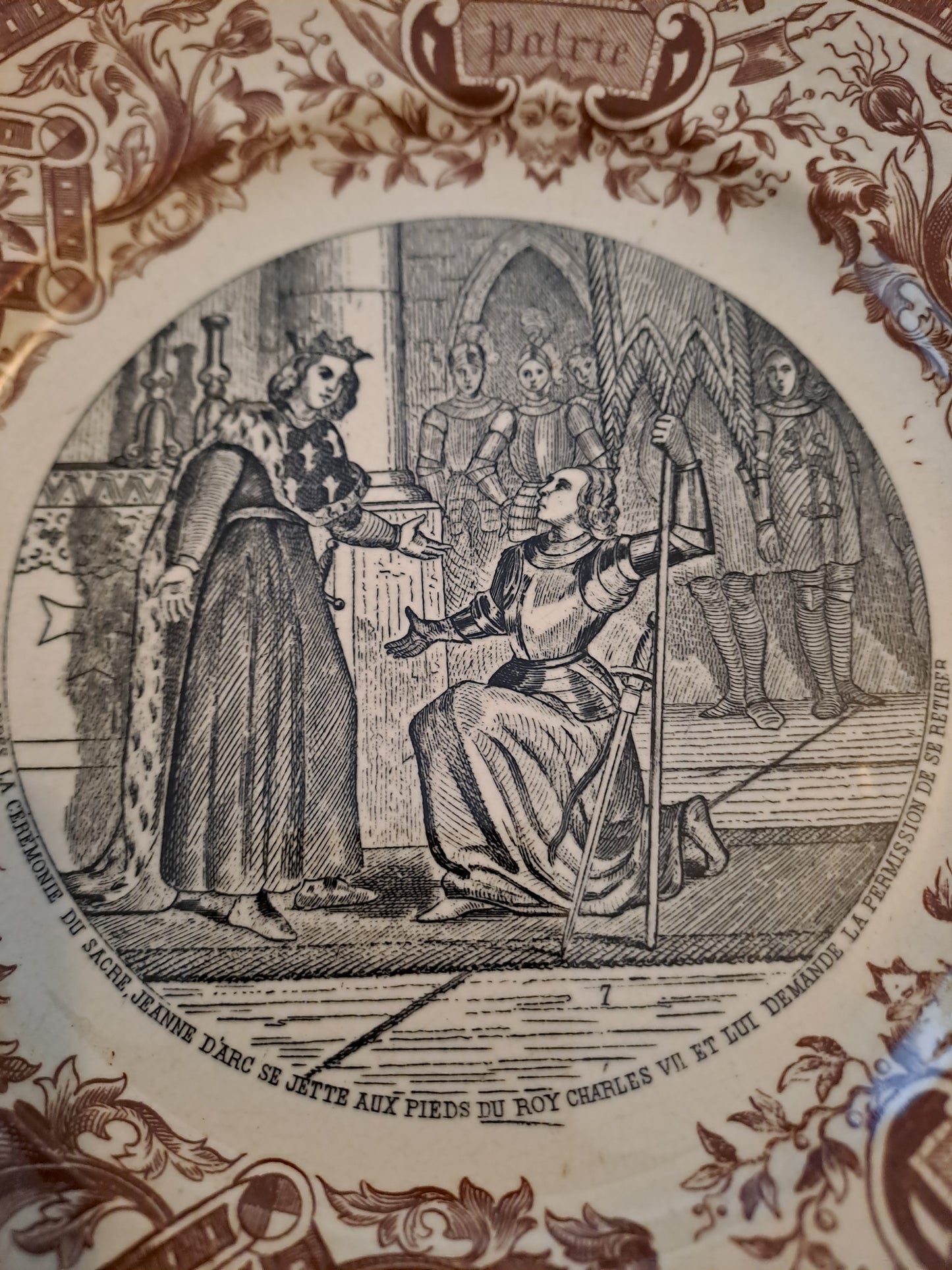 Assiette décorative Parlante. Sarreguemines. Après la cérémonie du sacre Jeanne d'arc se jette au pied du roy charles VII et lui demande la permission de se retirer.