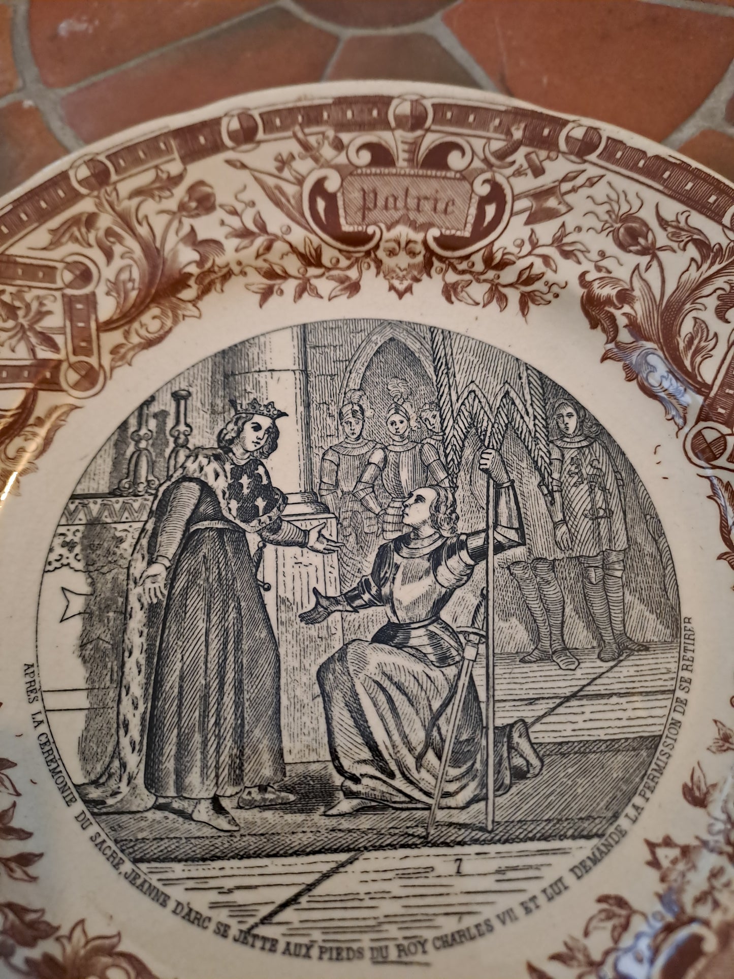 Assiette décorative Parlante. Sarreguemines. Après la cérémonie du sacre Jeanne d'arc se jette au pied du roy charles VII et lui demande la permission de se retirer.
