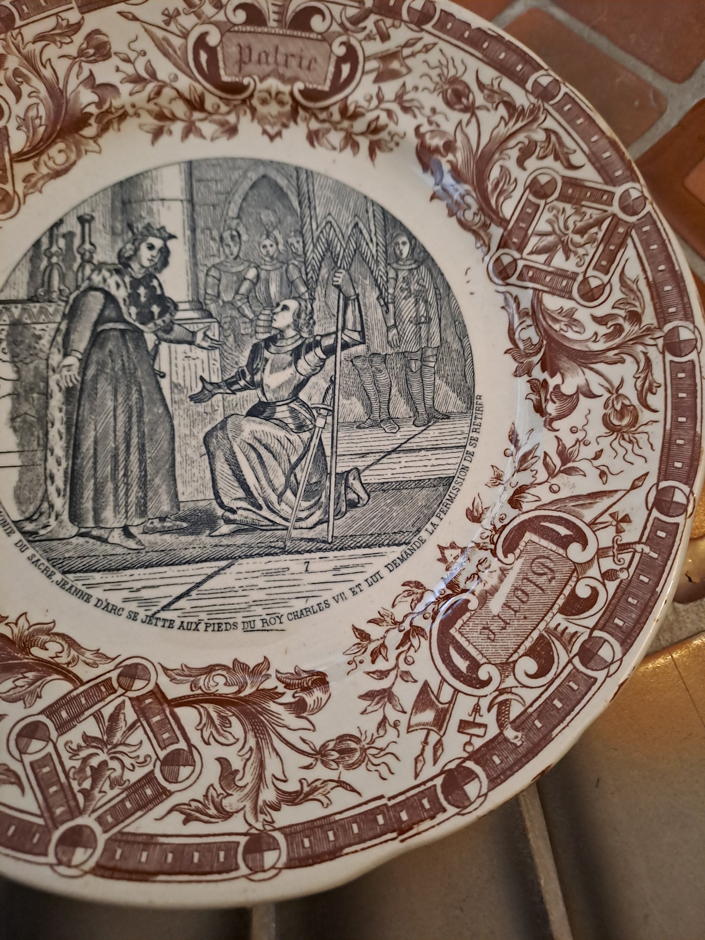 Assiette décorative Parlante. Sarreguemines. Après la cérémonie du sacre Jeanne d'arc se jette au pied du roy charles VII et lui demande la permission de se retirer.
