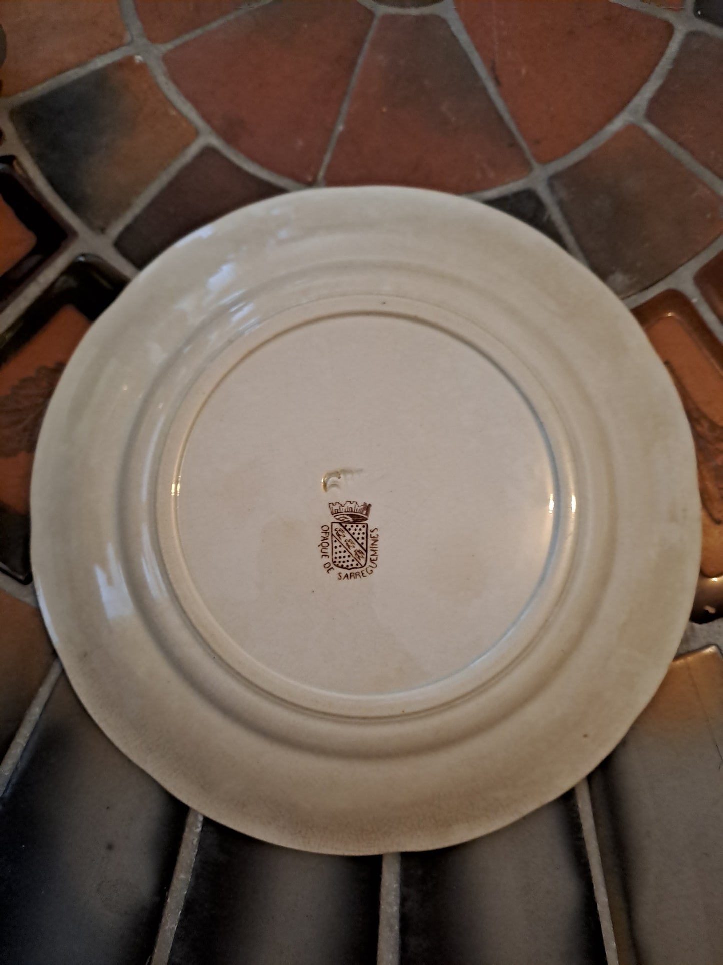 Assiette décorative Parlante. Sarreguemines. Après la cérémonie du sacre Jeanne d'arc se jette au pied du roy charles VII et lui demande la permission de se retirer.
