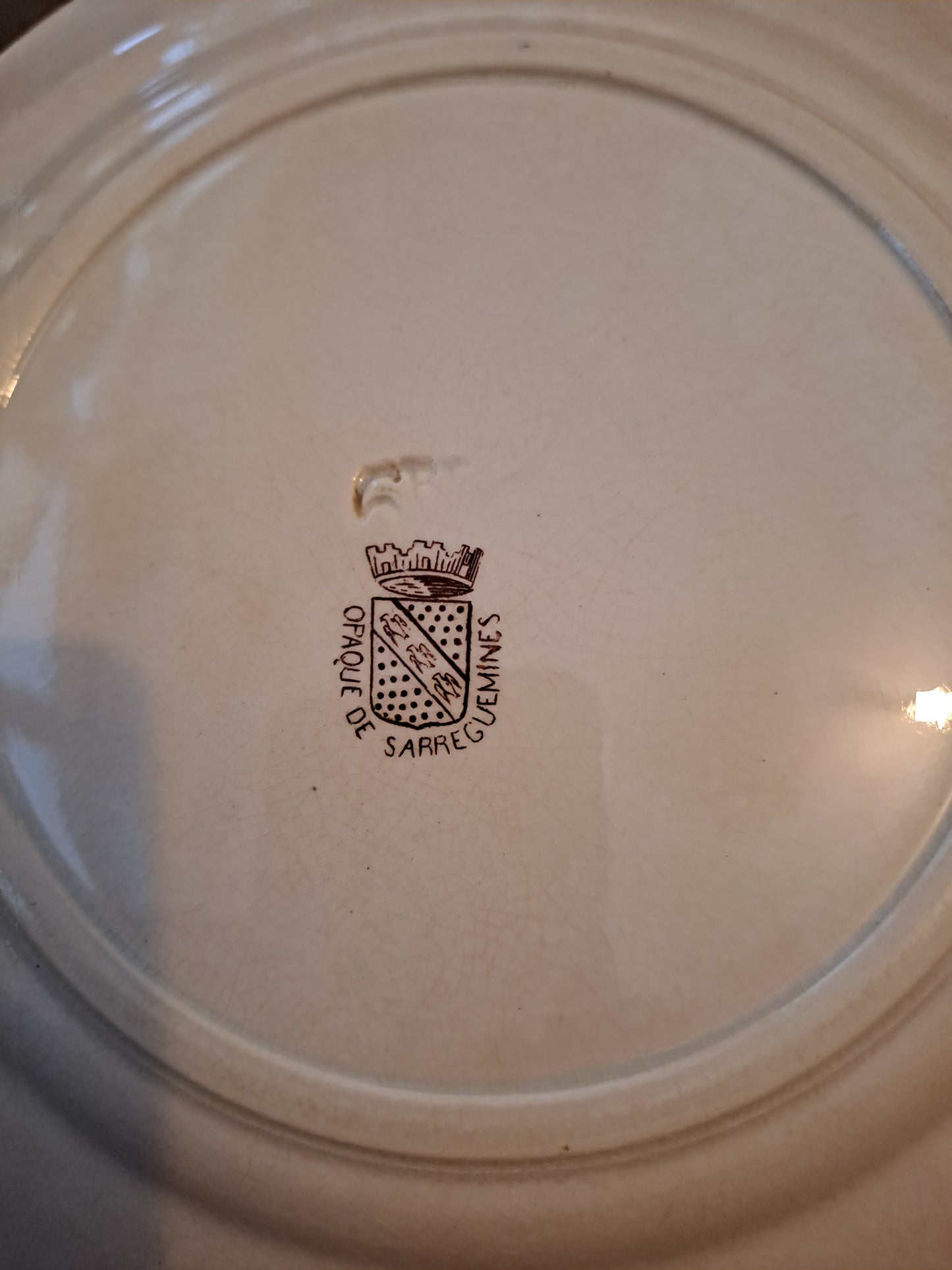 Assiette décorative Parlante. Sarreguemines. Après la cérémonie du sacre Jeanne d'arc se jette au pied du roy charles VII et lui demande la permission de se retirer.