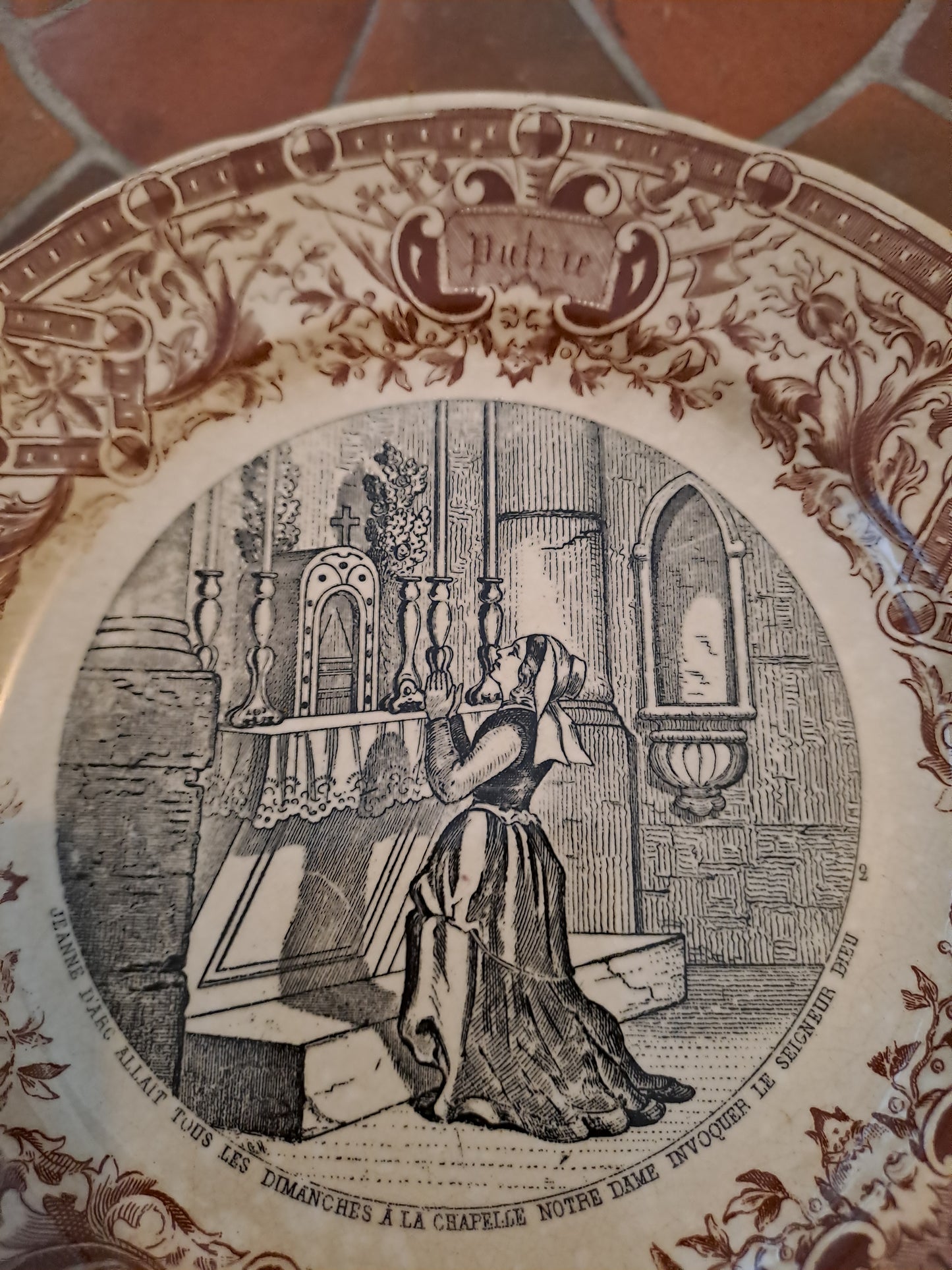 Assiette decorative. Sarreguemines. Jeanne d'arc Allait Tous Les Dimanches à La Chapelle Notre-dame........