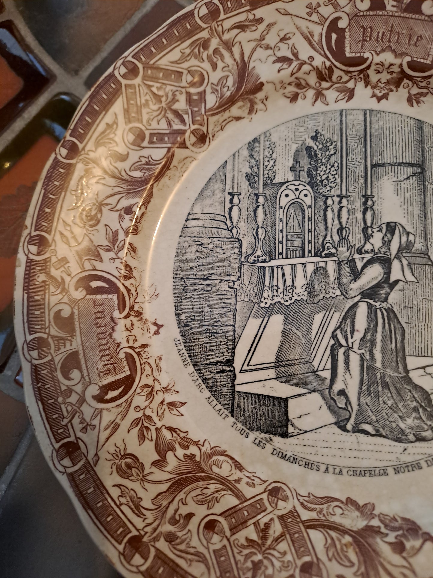 Assiette decorative. Sarreguemines. Jeanne d'arc Allait Tous Les Dimanches à La Chapelle Notre-dame........