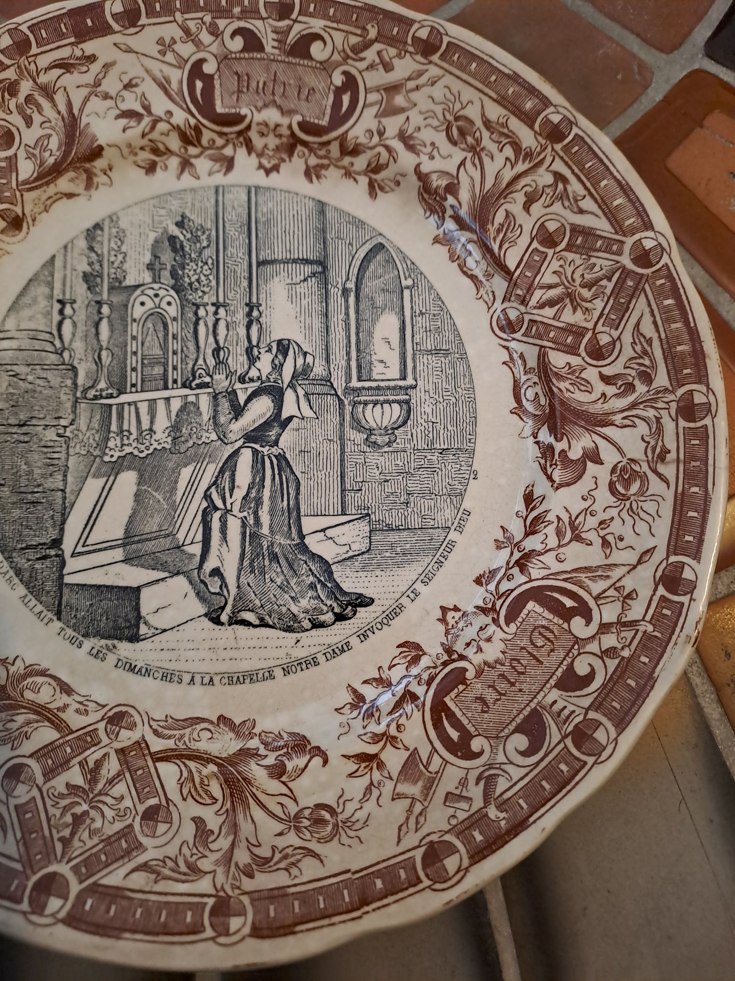 Assiette decorative. Sarreguemines. Jeanne d'arc Allait Tous Les Dimanches à La Chapelle Notre-dame........