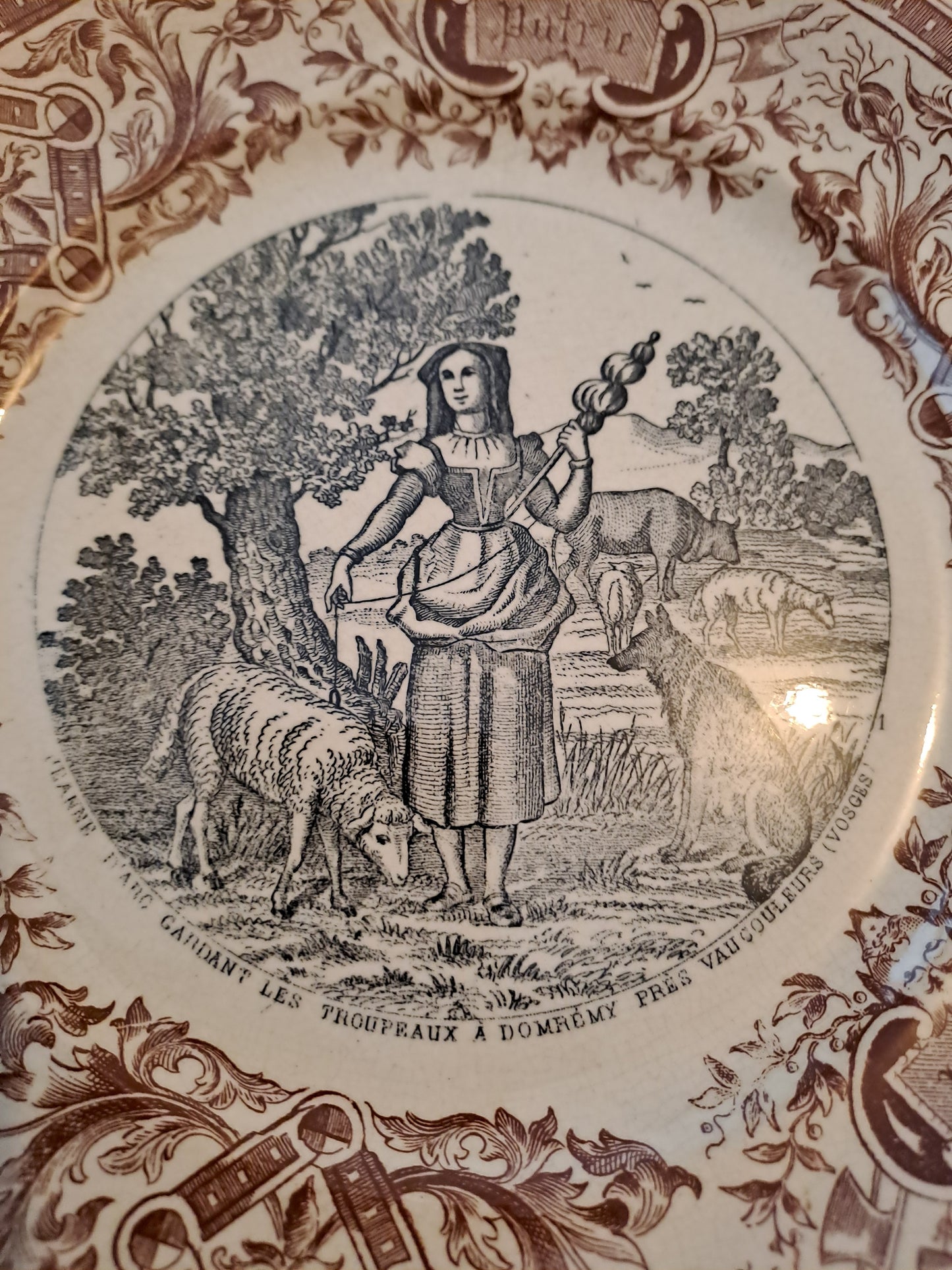 Assiette décorative. Jeanne d'arc. Sarreguemines Gardant Les Troupeaux À Doremy Près Vaucouleurs.