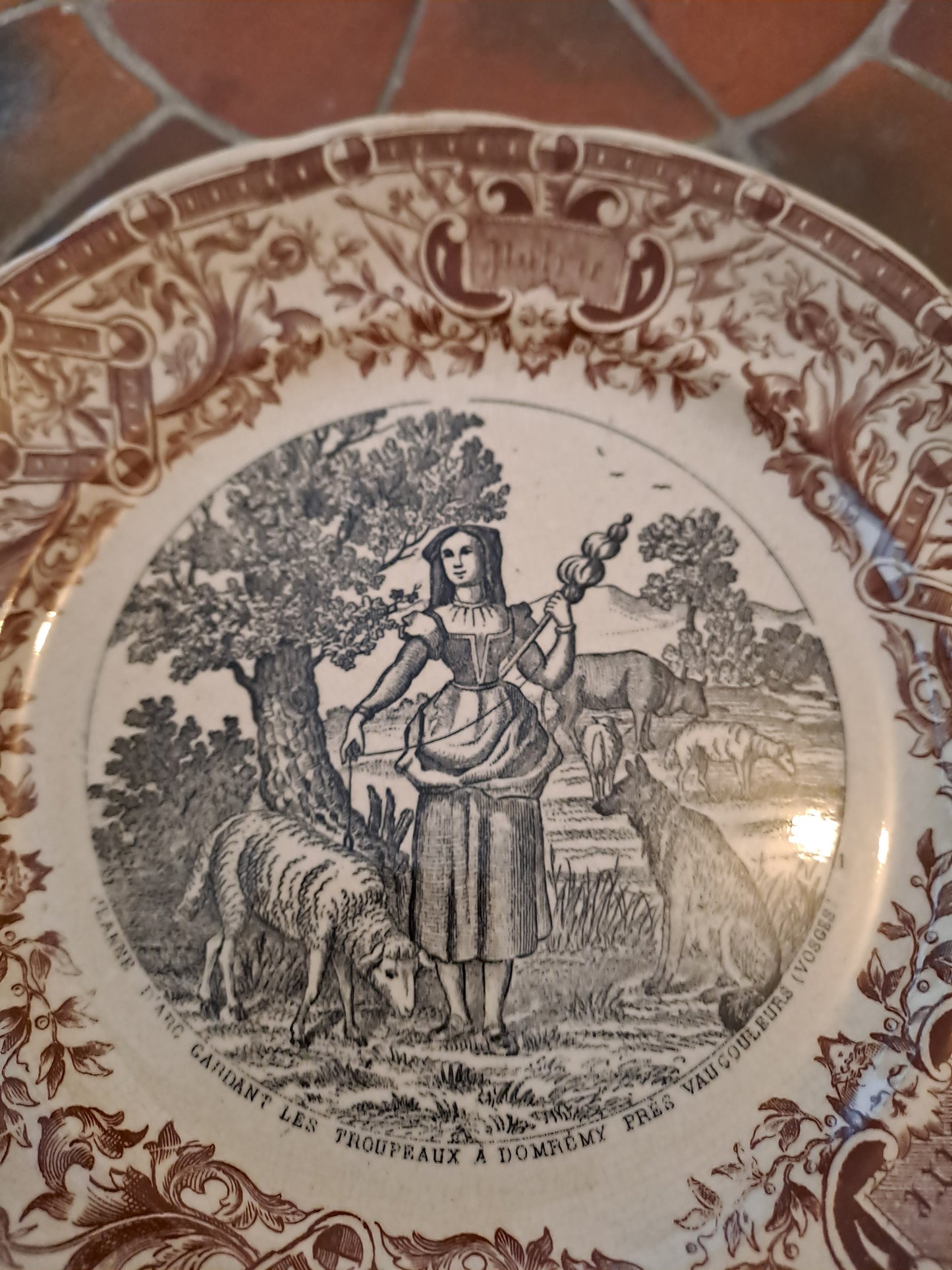 Assiette décorative. Jeanne d'arc. Sarreguemines Gardant Les Troupeaux À Doremy Près Vaucouleurs.