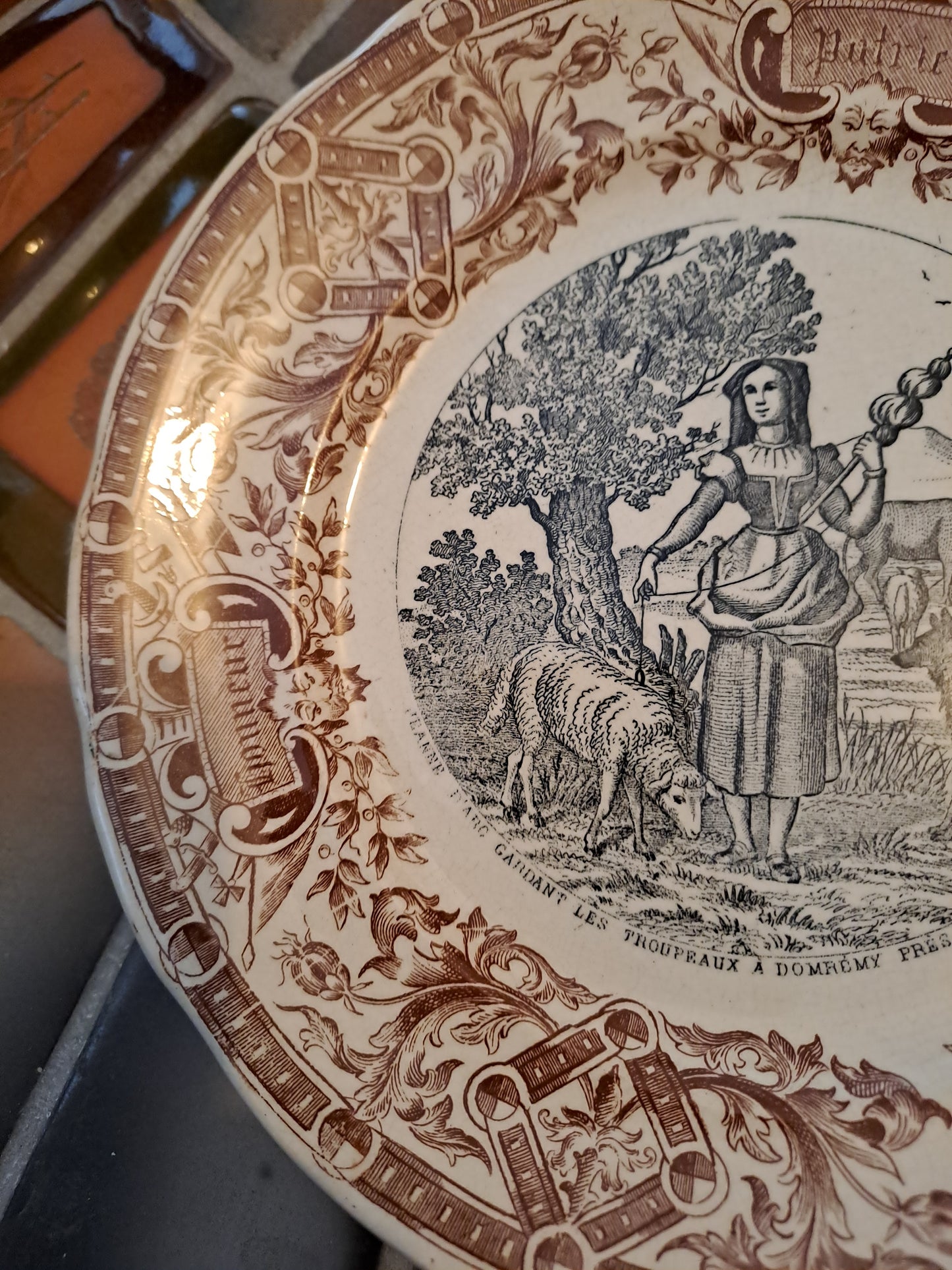 Assiette décorative. Jeanne d'arc. Sarreguemines Gardant Les Troupeaux À Doremy Près Vaucouleurs.