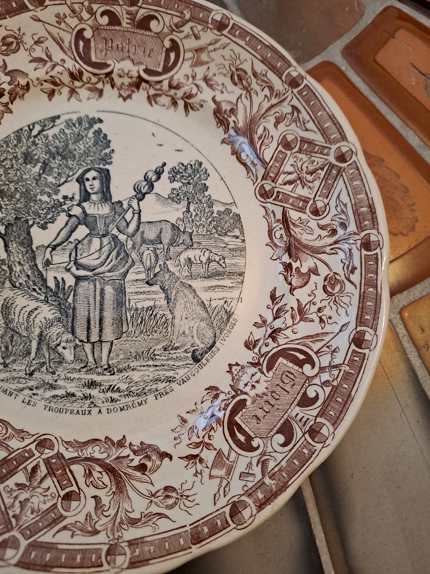 Assiette décorative. Jeanne d'arc. Sarreguemines Gardant Les Troupeaux À Doremy Près Vaucouleurs.