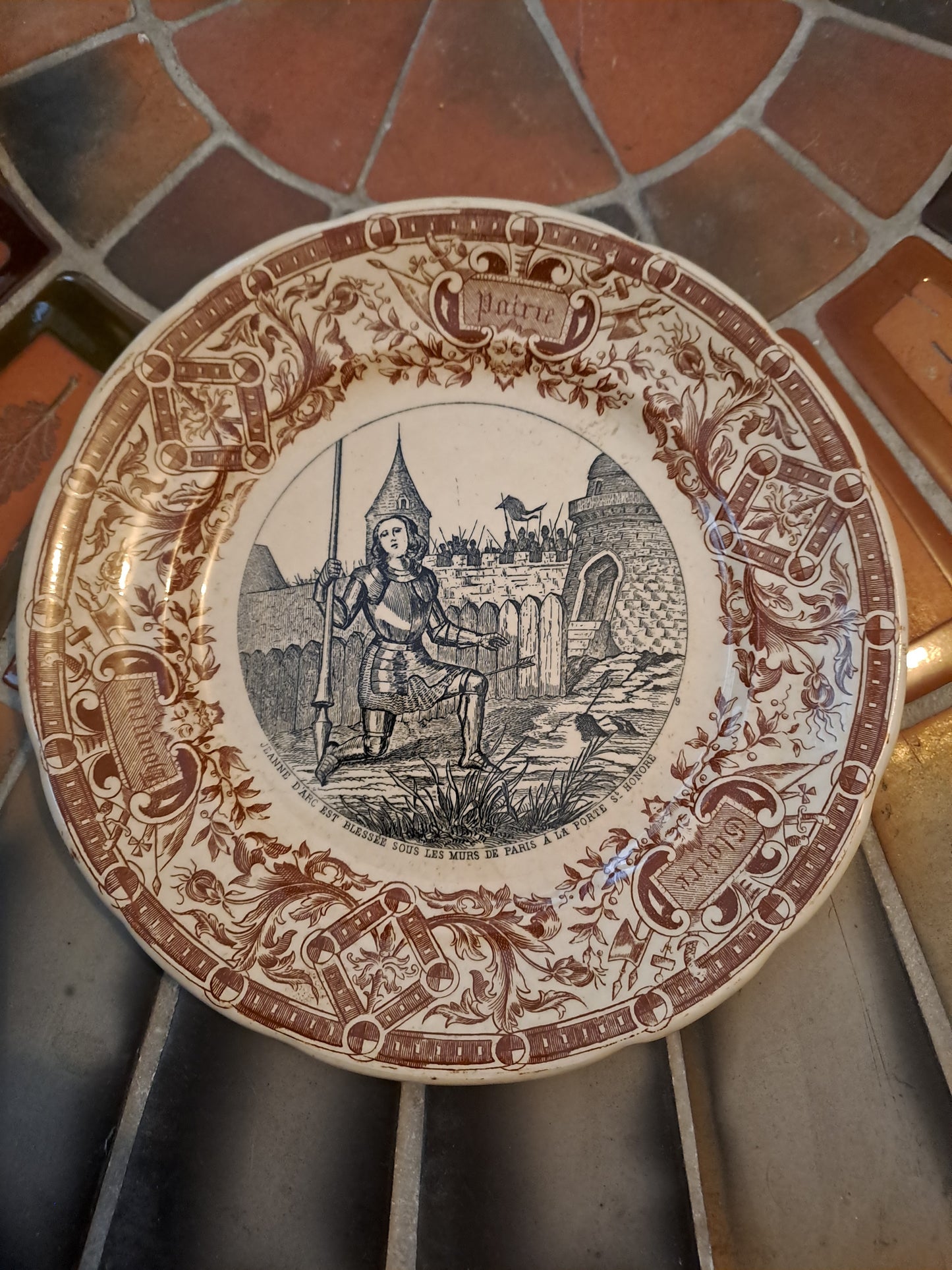 Assiette. Sarreguemines. Jeanne d'arc Est Blessée Sous Les Murs De Paris À la...