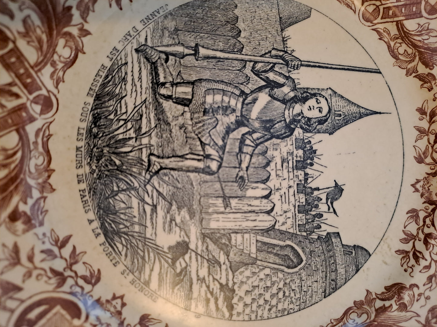 Assiette. Sarreguemines. Jeanne d'arc Est Blessée Sous Les Murs De Paris À la...