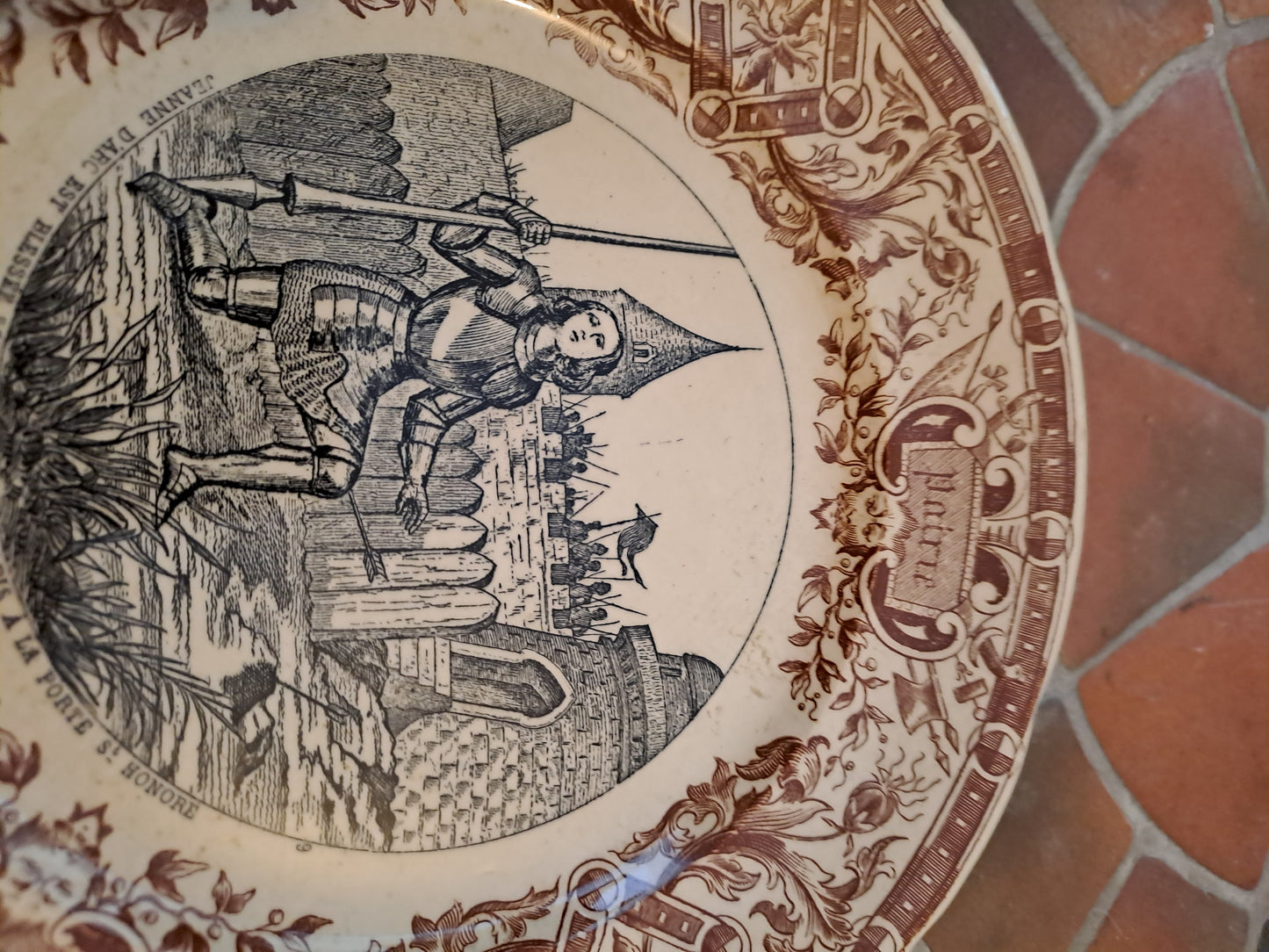 Assiette. Sarreguemines. Jeanne d'arc Est Blessée Sous Les Murs De Paris À la...