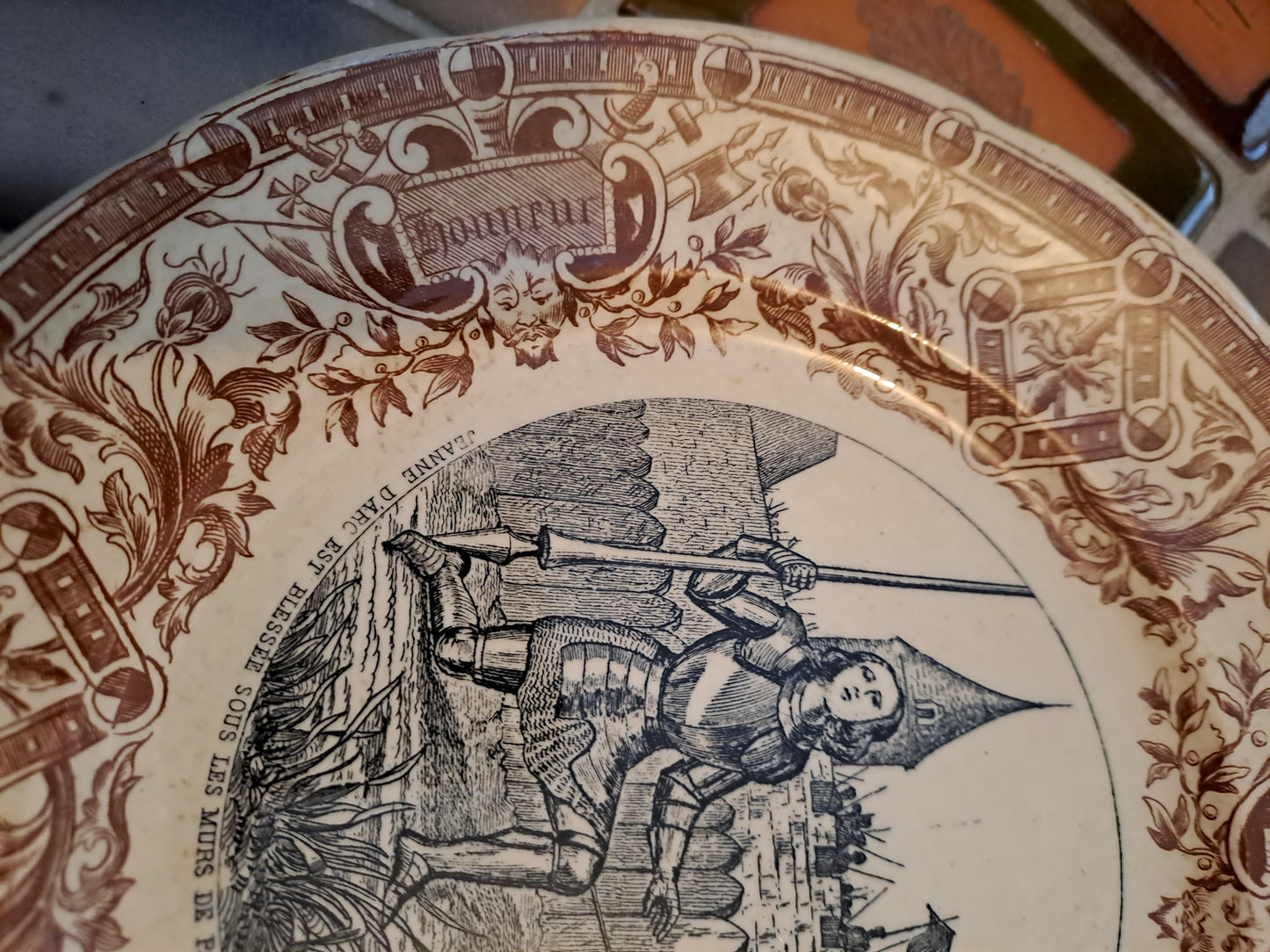 Assiette. Sarreguemines. Jeanne d'arc Est Blessée Sous Les Murs De Paris À la...