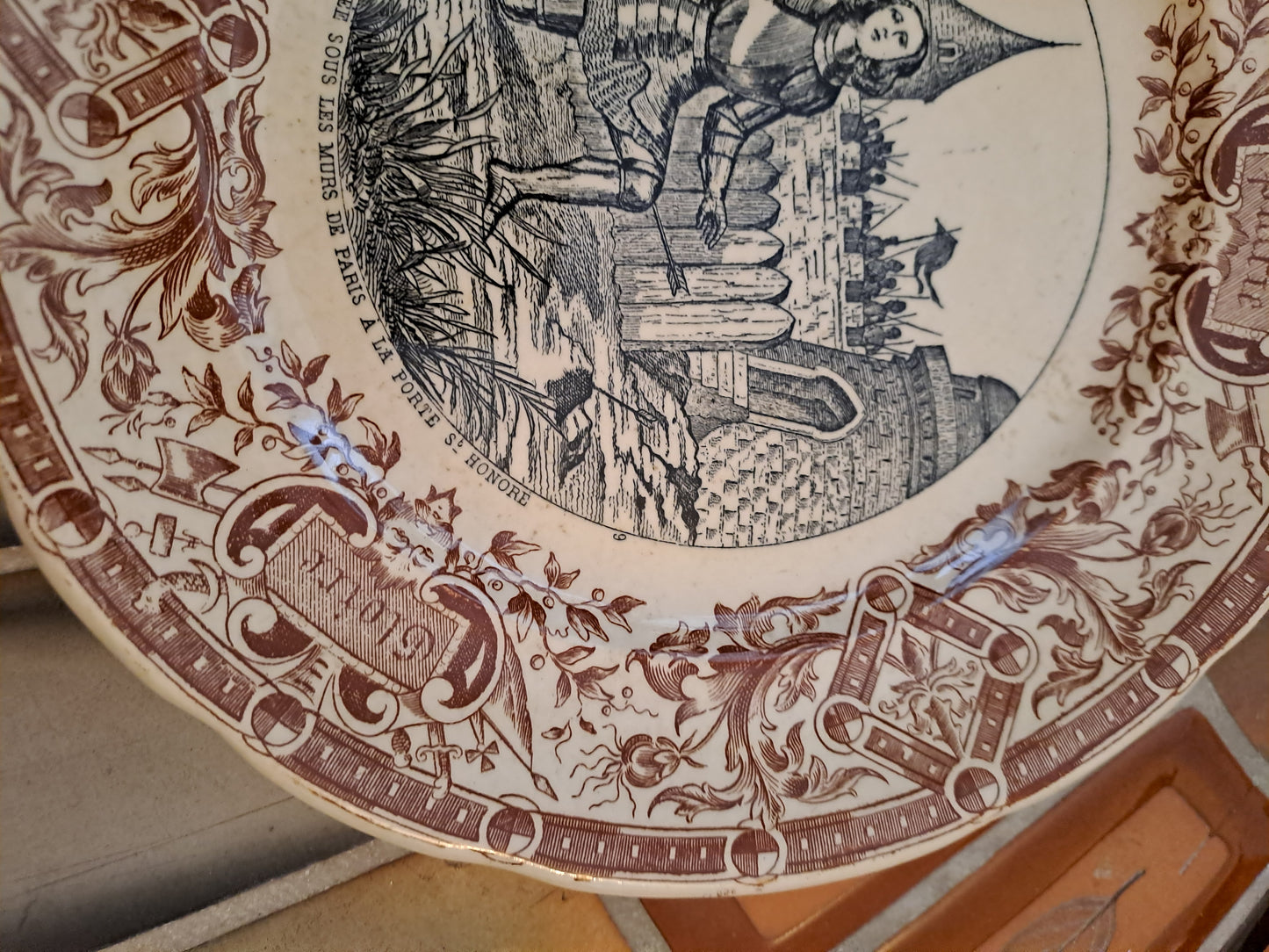 Assiette. Sarreguemines. Jeanne d'arc Est Blessée Sous Les Murs De Paris À la...