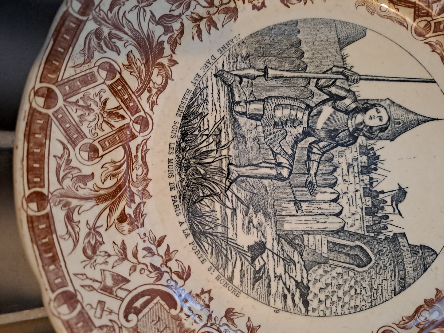 Assiette. Sarreguemines. Jeanne d'arc Est Blessée Sous Les Murs De Paris À la...