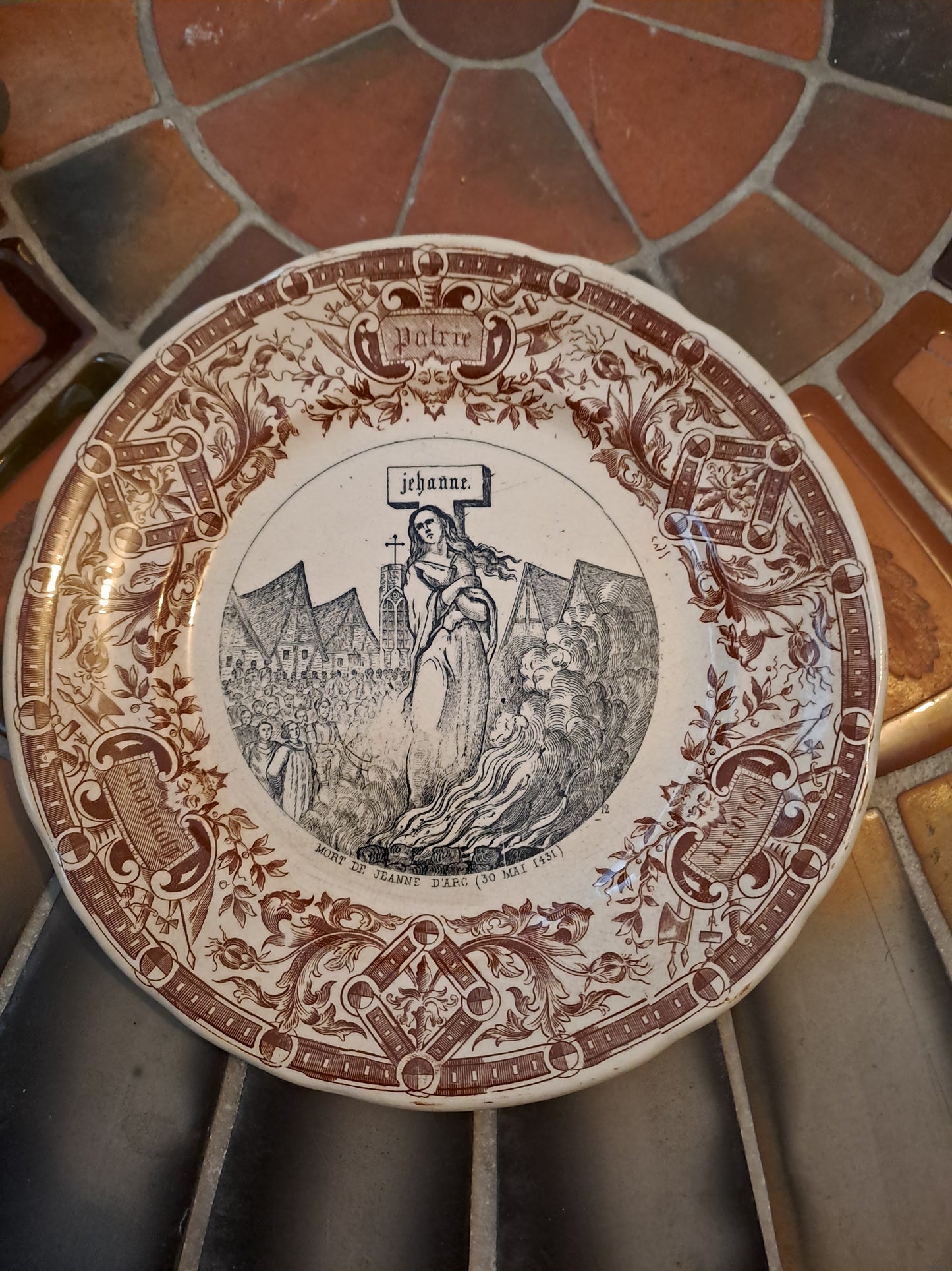 Assiette décorative. Sarreguemines. Mort de Jeanne D'arc ( 30 mai 1431).