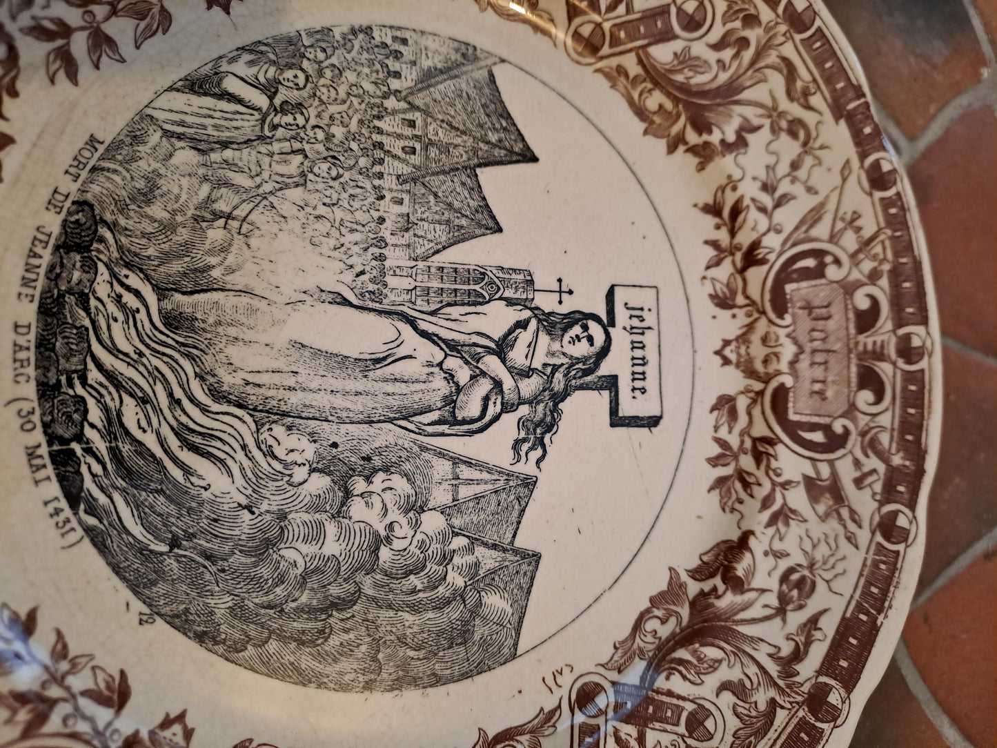 Assiette décorative. Sarreguemines. Mort de Jeanne D'arc ( 30 mai 1431).