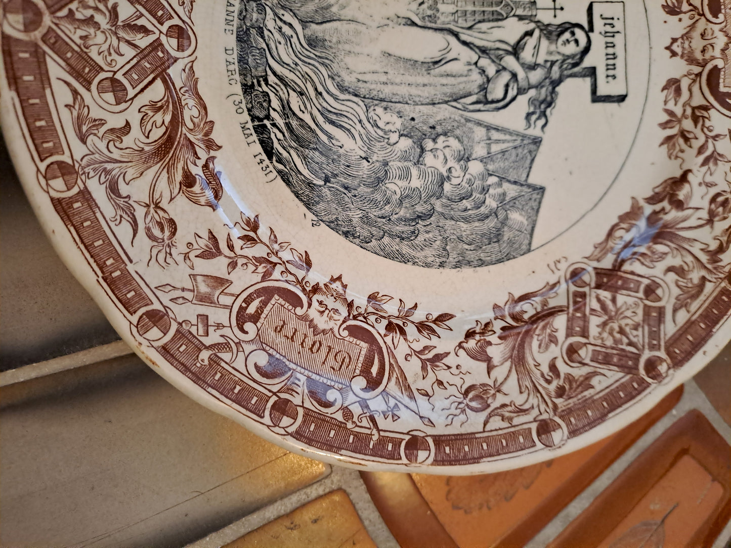 Assiette décorative. Sarreguemines. Mort de Jeanne D'arc ( 30 mai 1431).