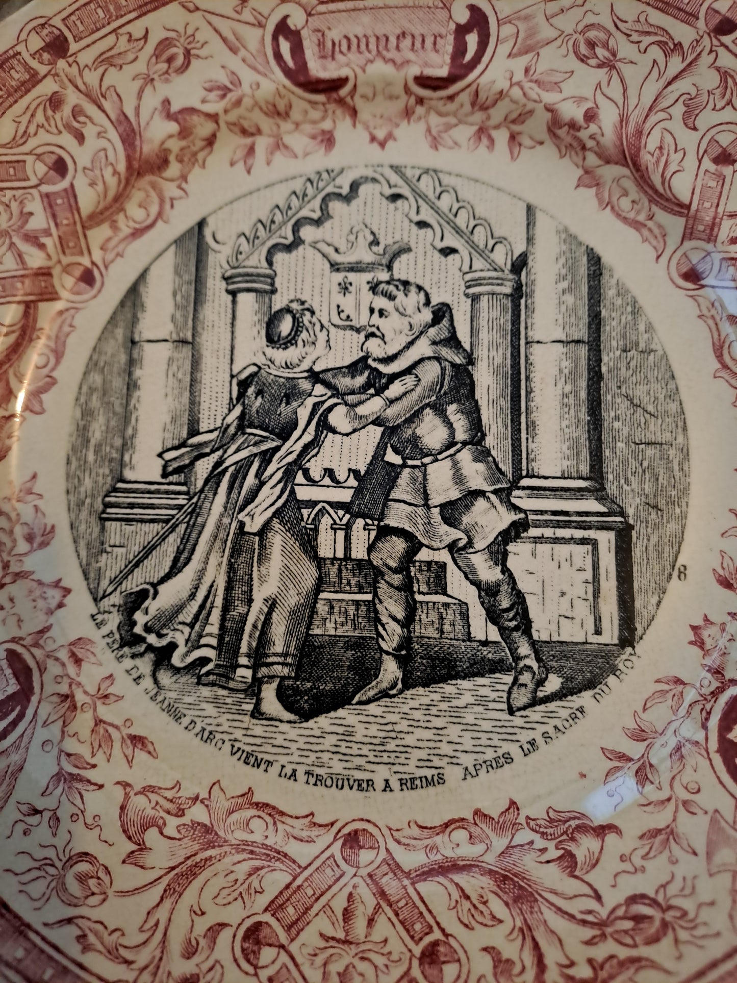 Assiette décorative. Sarreguemines. Le père de Jeanne D'arc vient la trouver à Reims après le sacre.
