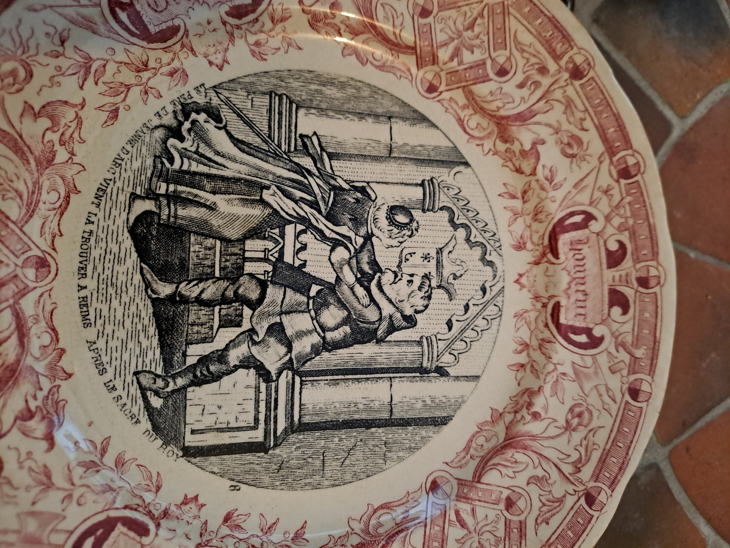 Assiette décorative. Sarreguemines. Le père de Jeanne D'arc vient la trouver à Reims après le sacre.
