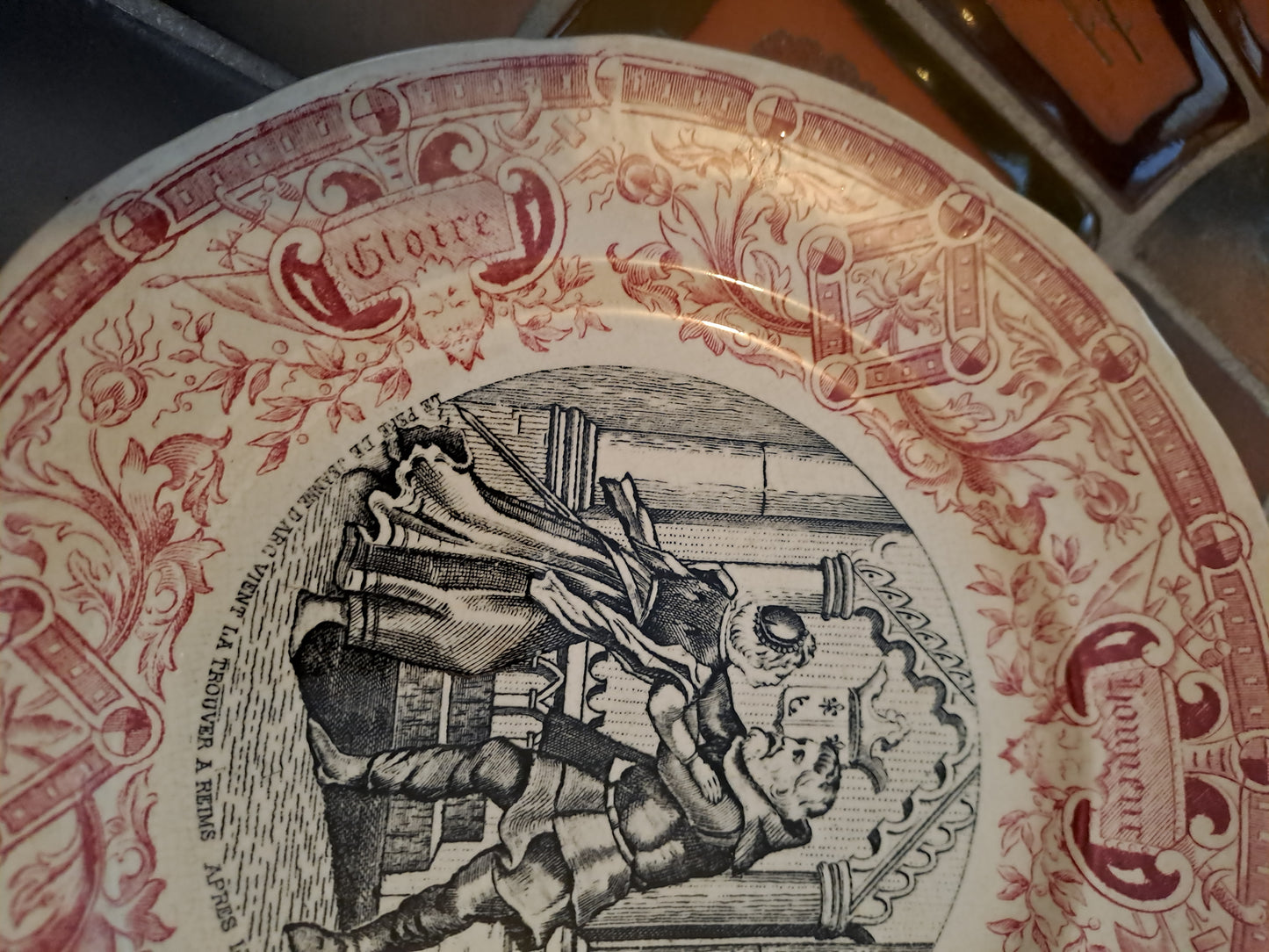 Assiette décorative. Sarreguemines. Le père de Jeanne D'arc vient la trouver à Reims après le sacre.