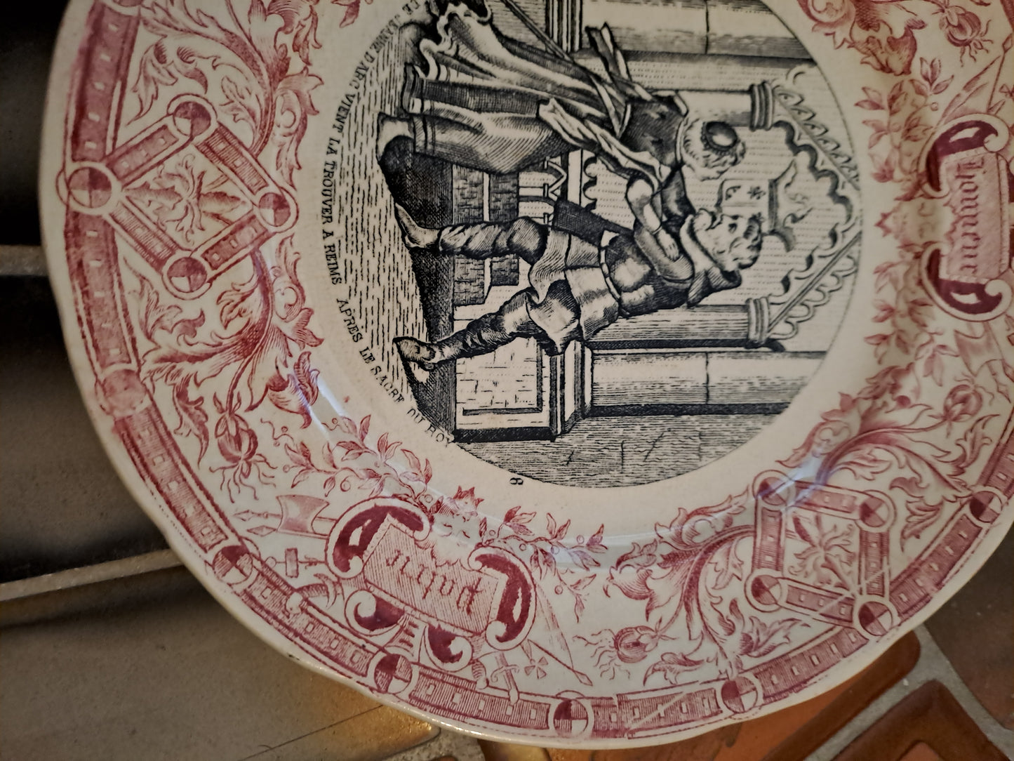 Assiette décorative. Sarreguemines. Le père de Jeanne D'arc vient la trouver à Reims après le sacre.
