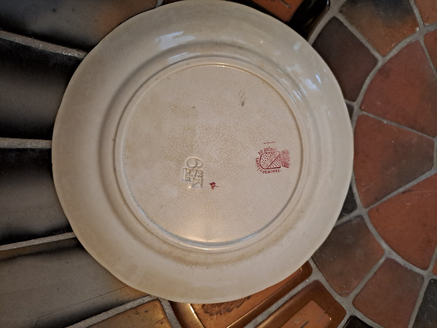 Assiette décorative. Sarreguemines. Le père de Jeanne D'arc vient la trouver à Reims après le sacre.
