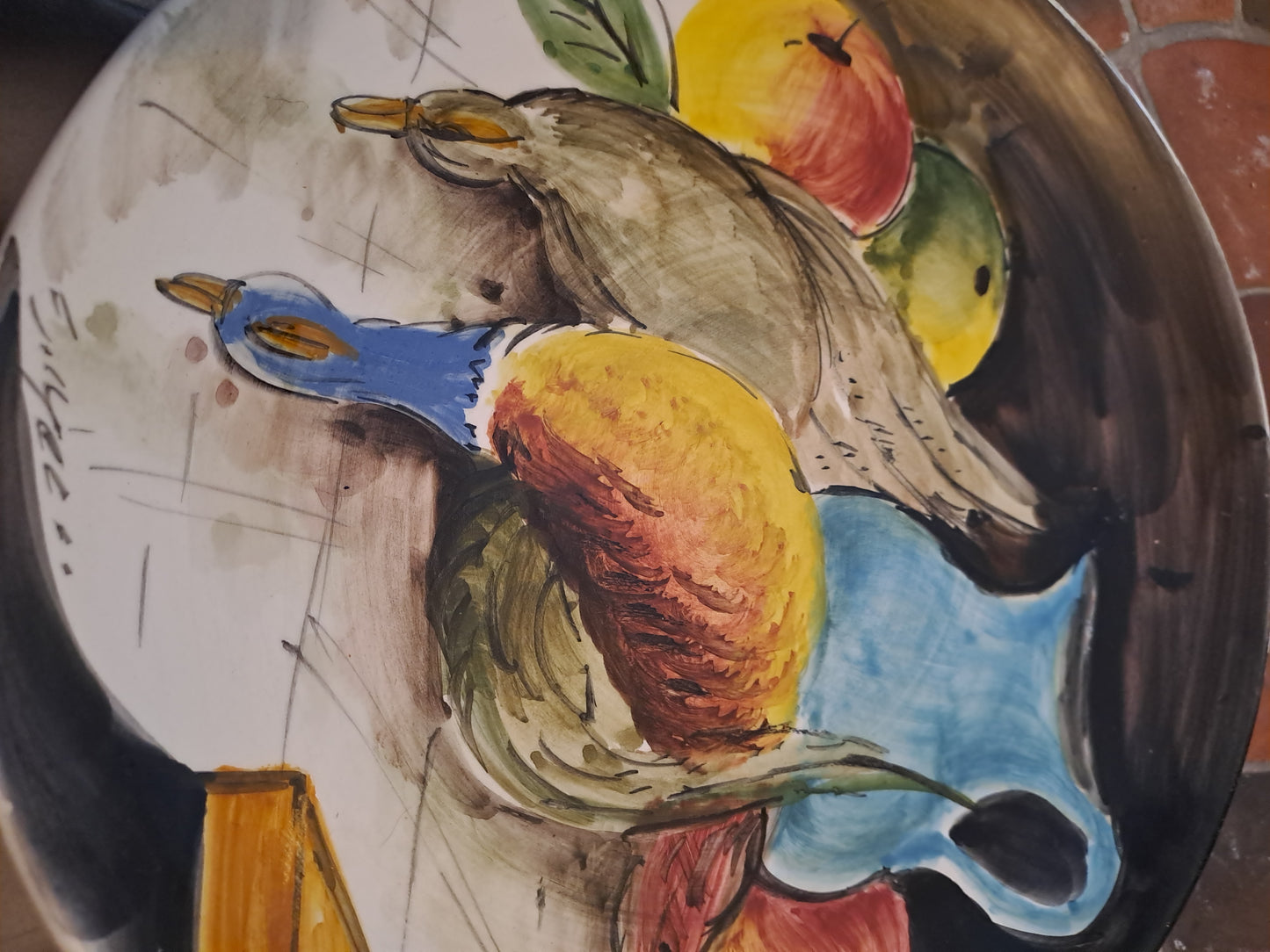 Assiette murale. Nature Morte Aux Pigeons. Signé.