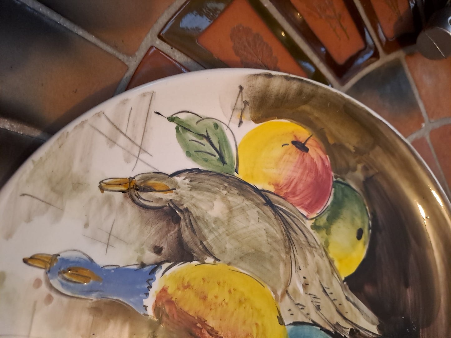 Assiette murale. Nature Morte Aux Pigeons. Signé.