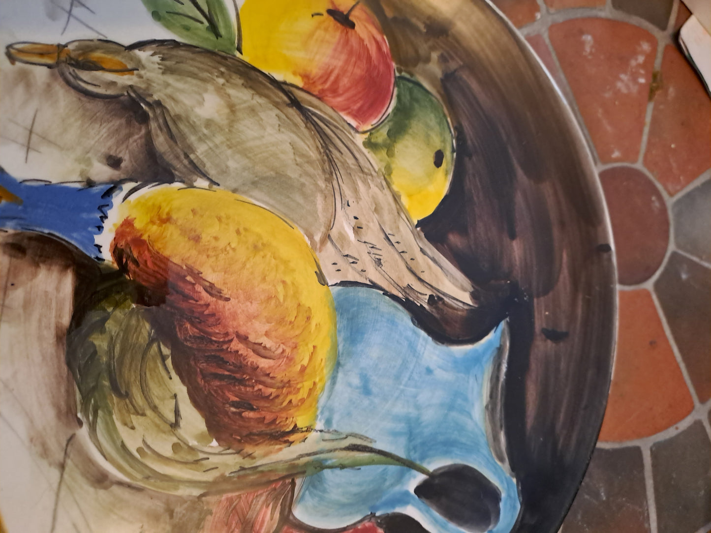Assiette murale. Nature Morte Aux Pigeons. Signé.
