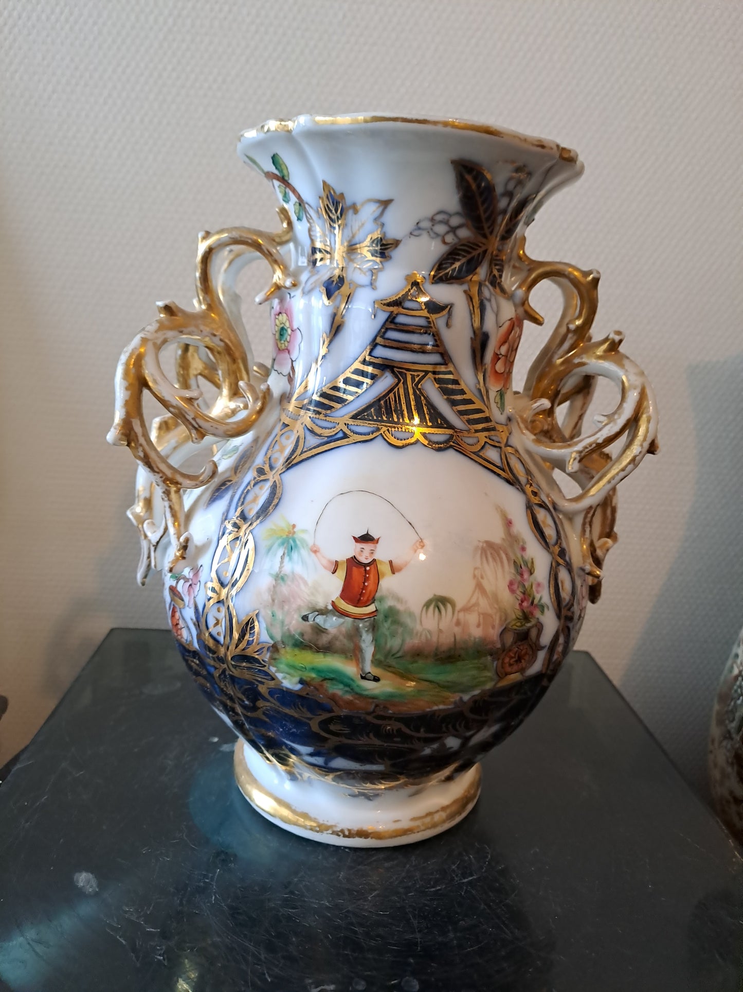 Vase En Porcelaine de Bayeux. Période Gosse ( 1849-1877).