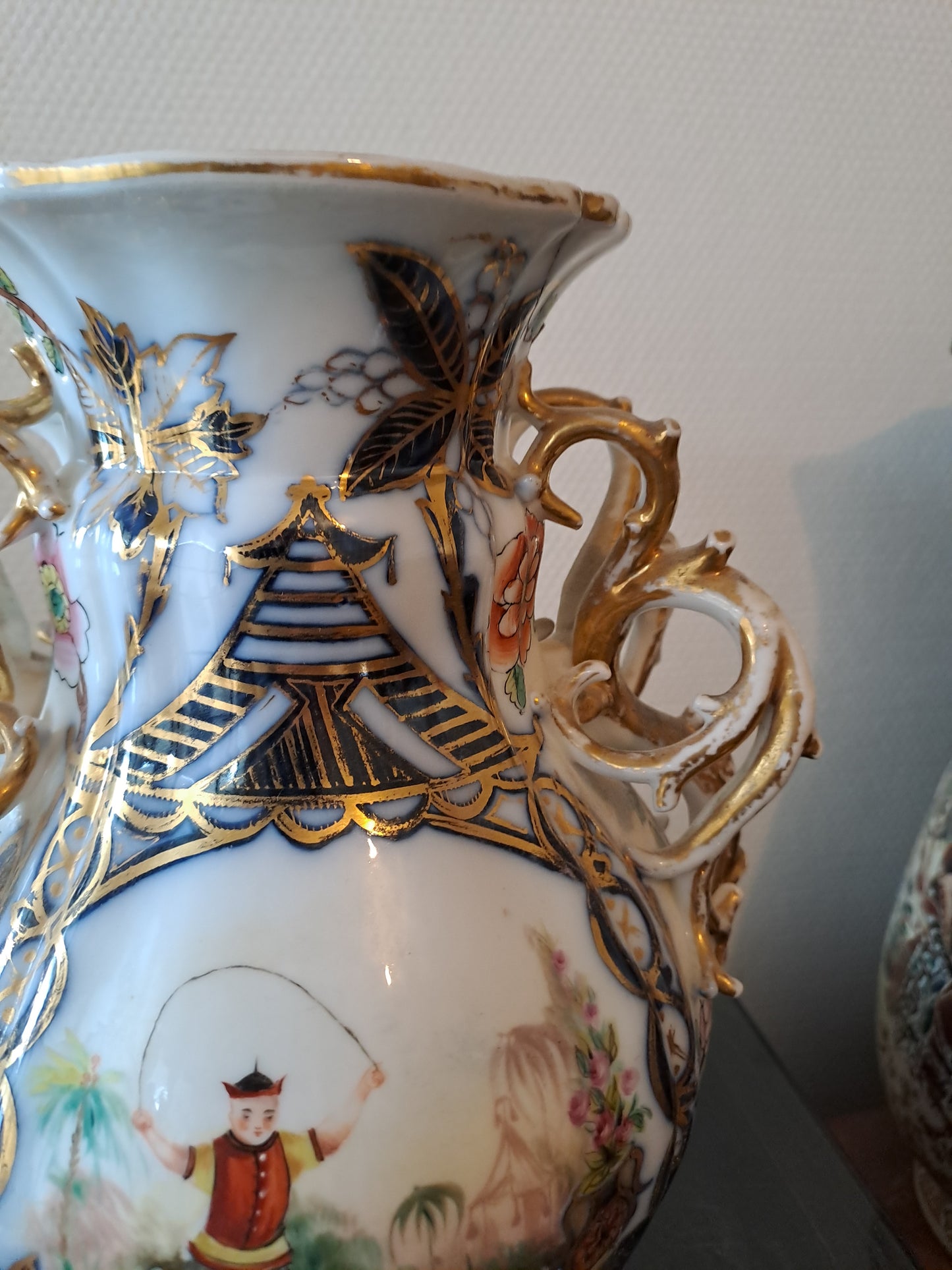 Vase En Porcelaine de Bayeux. Période Gosse ( 1849-1877).