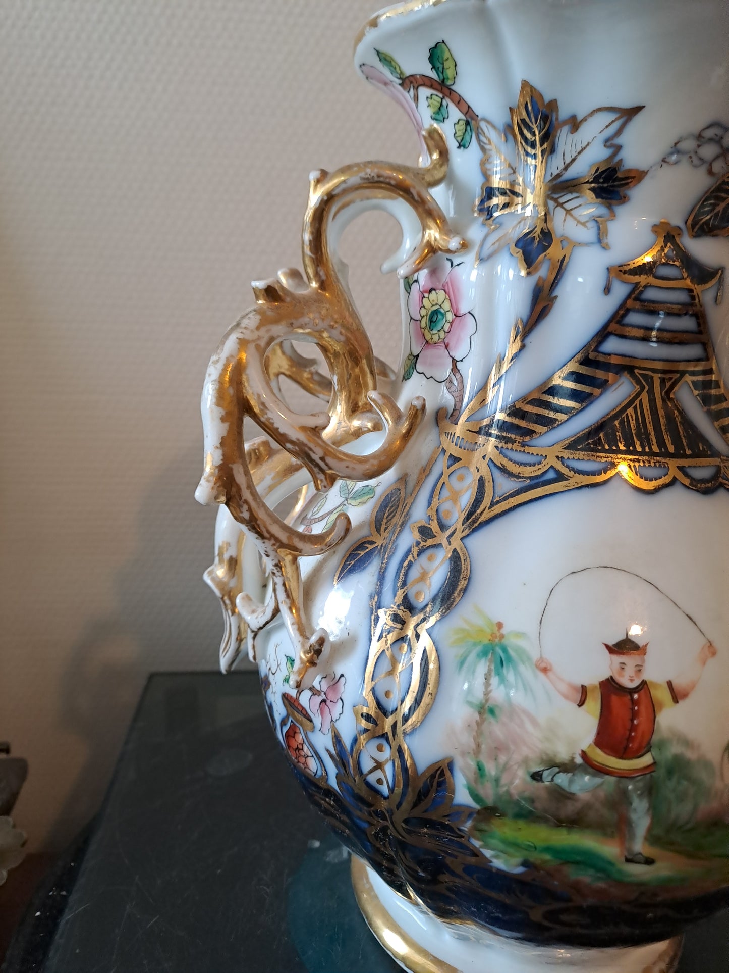 Vase En Porcelaine de Bayeux. Période Gosse ( 1849-1877).