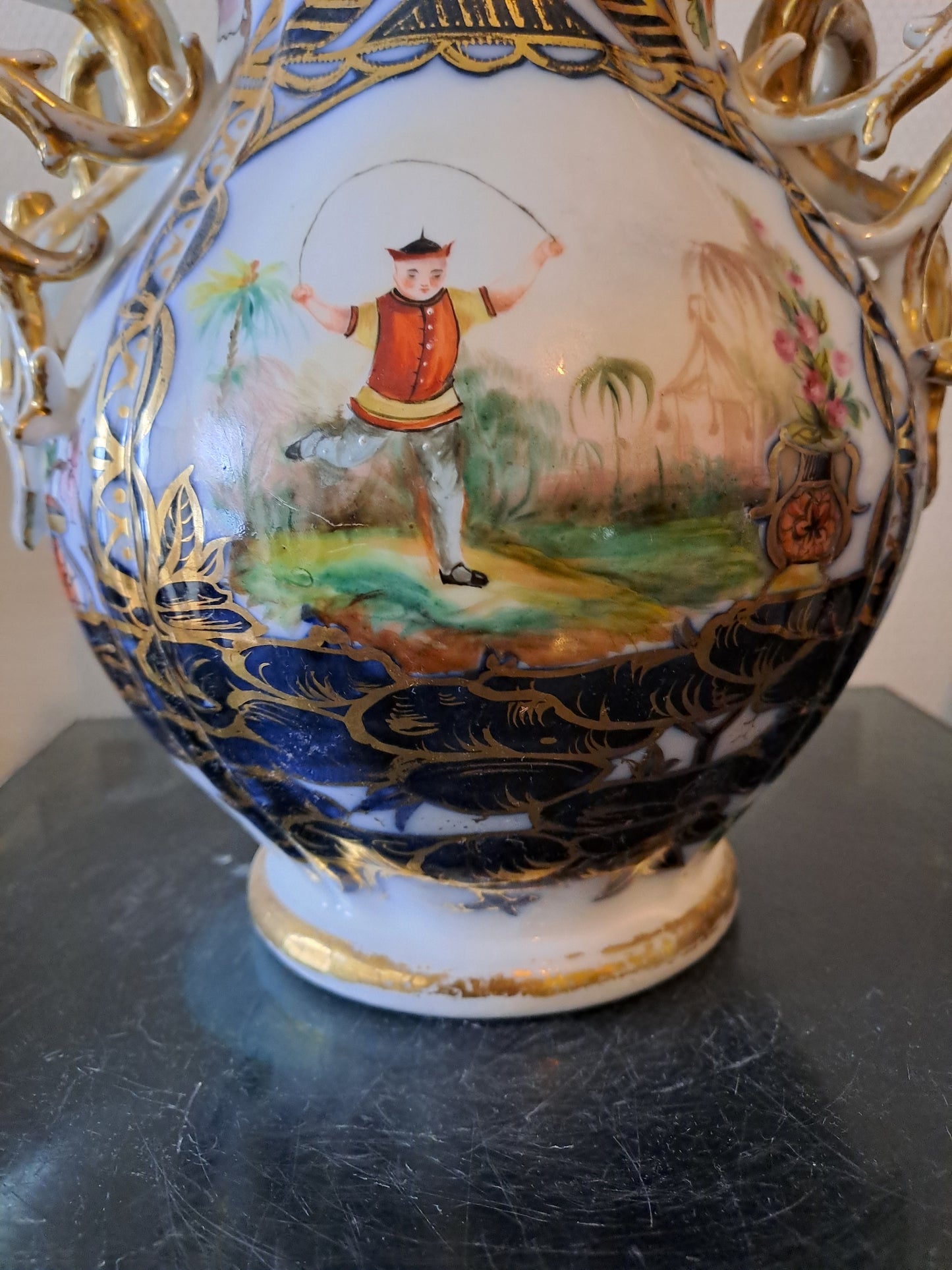Vase En Porcelaine de Bayeux. Période Gosse ( 1849-1877).