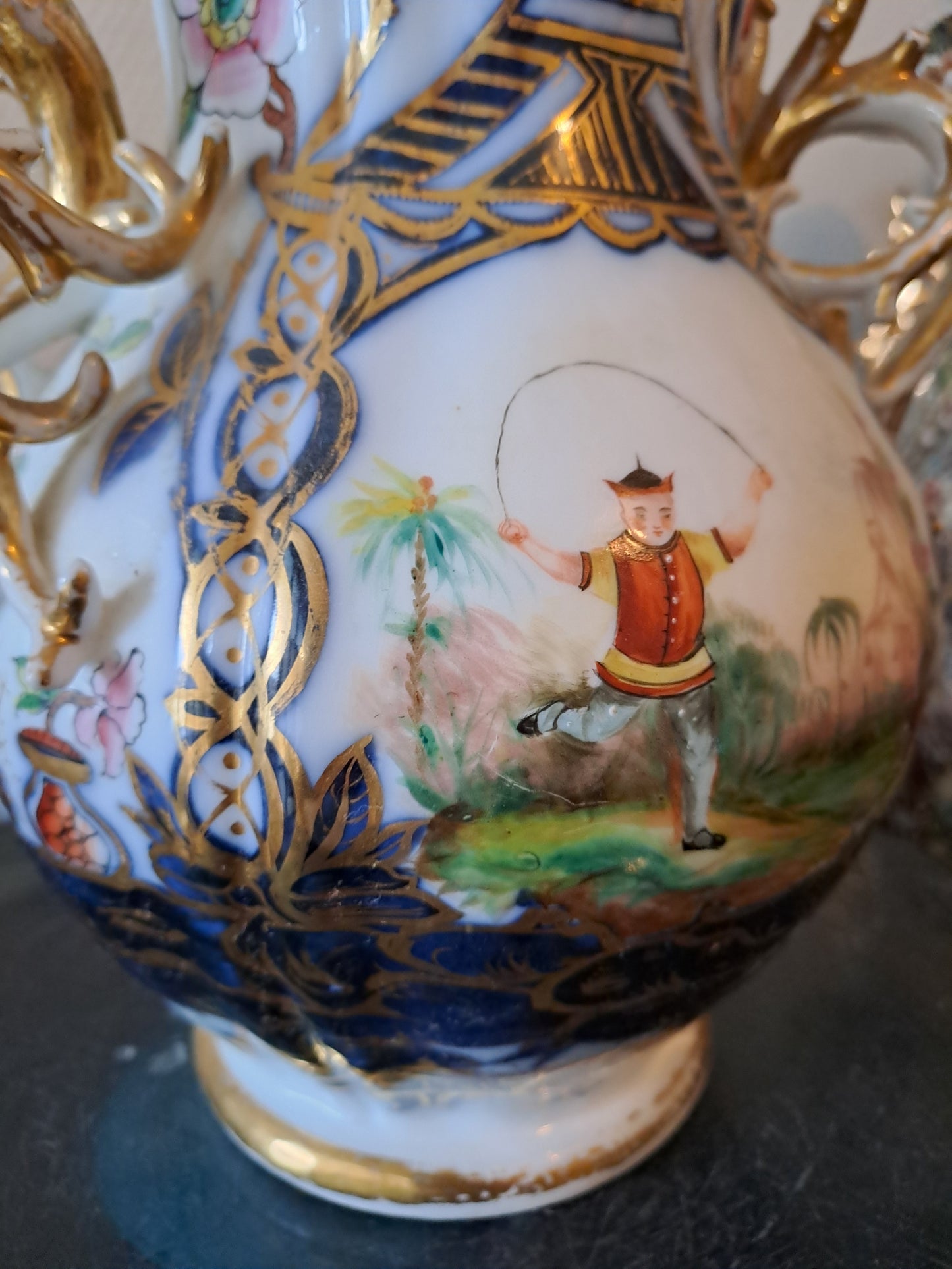 Vase En Porcelaine de Bayeux. Période Gosse ( 1849-1877).