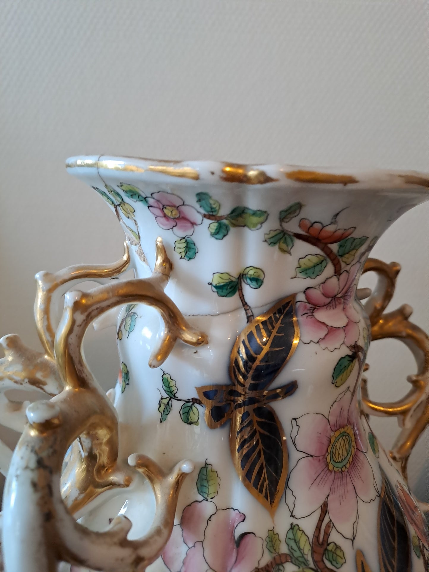 Vase En Porcelaine de Bayeux. Période Gosse ( 1849-1877).