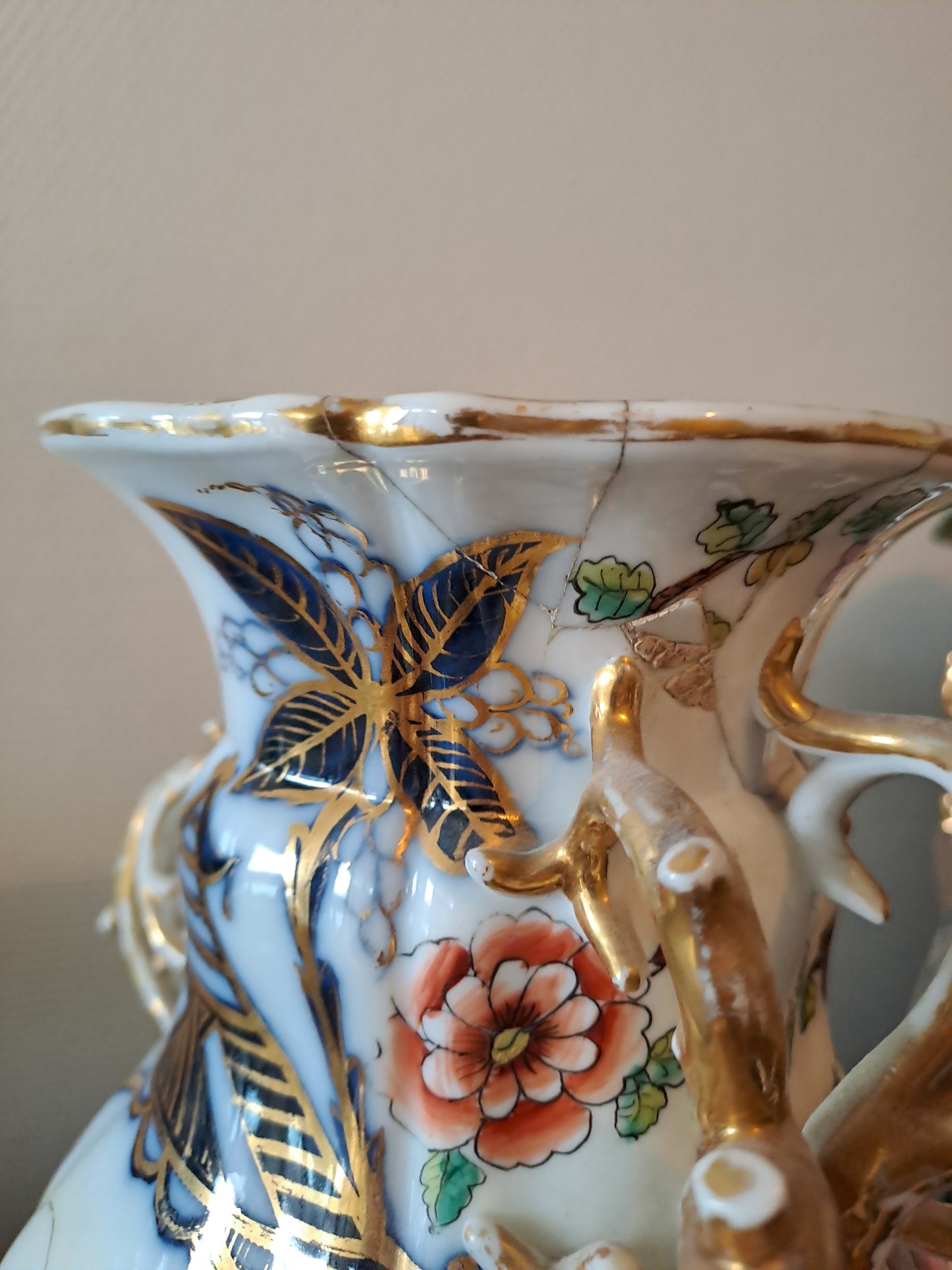 Vase En Porcelaine de Bayeux. Période Gosse ( 1849-1877).