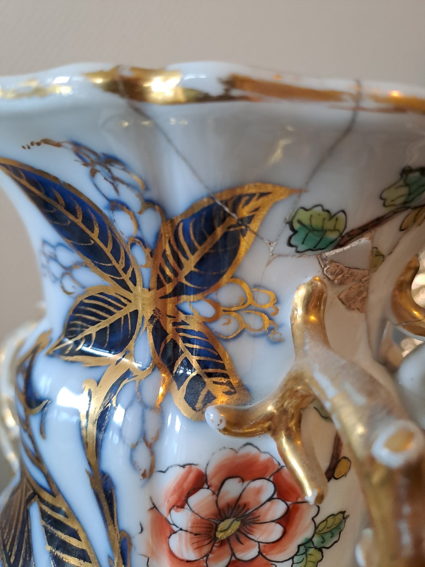 Vase En Porcelaine de Bayeux. Période Gosse ( 1849-1877).