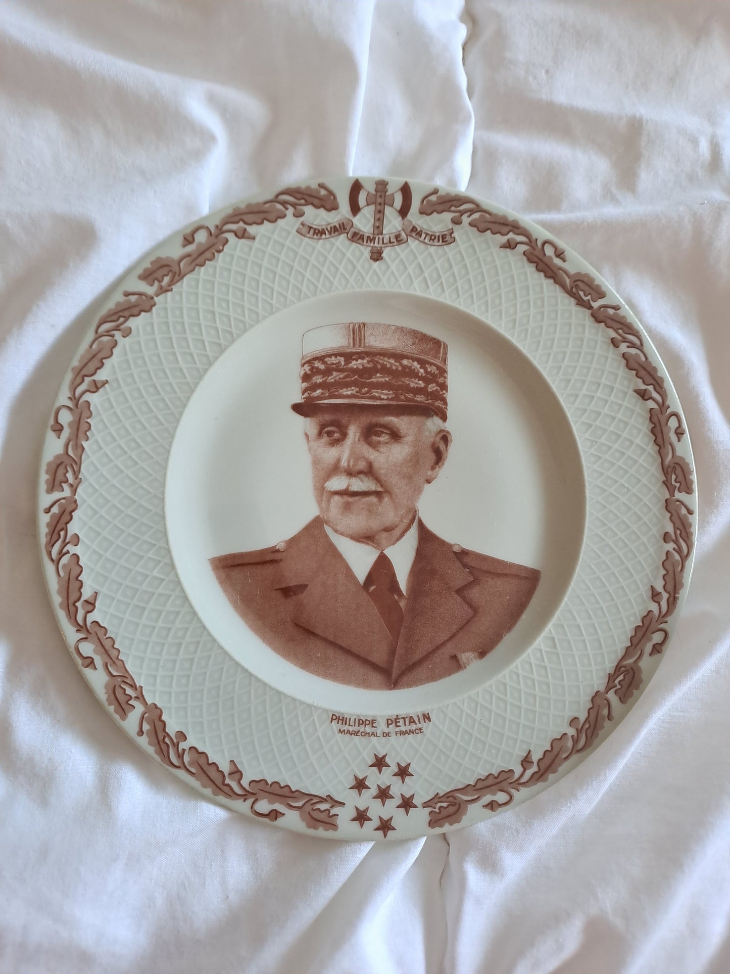 Assiette décorative représentant Philippe Pétain. Porcelaine Limoges France.