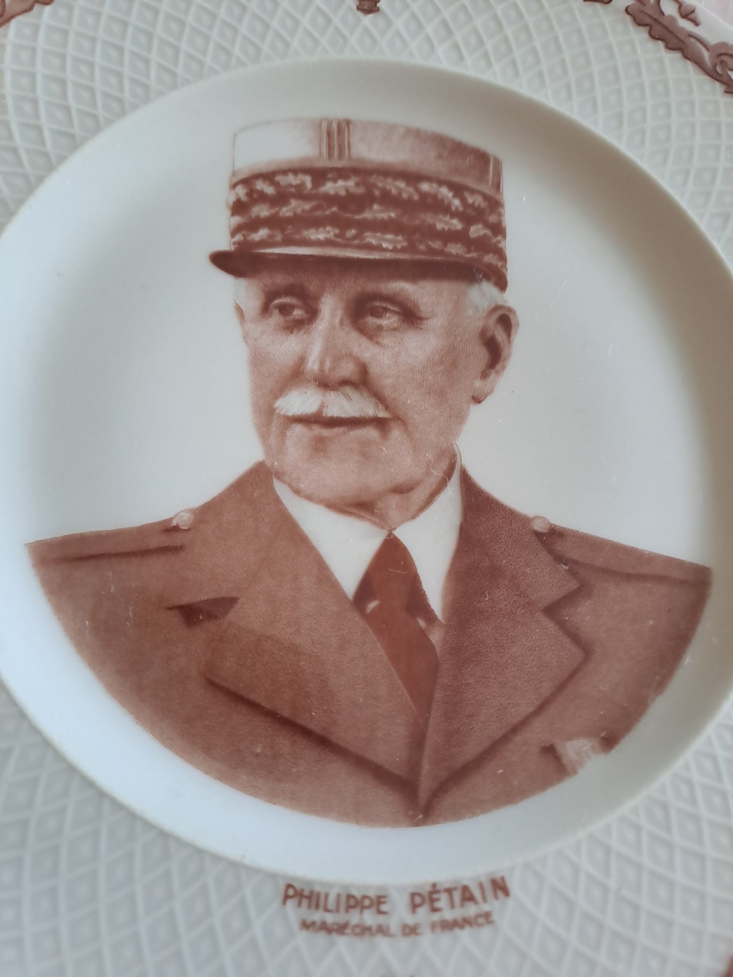 Assiette décorative représentant Philippe Pétain. Porcelaine Limoges France.